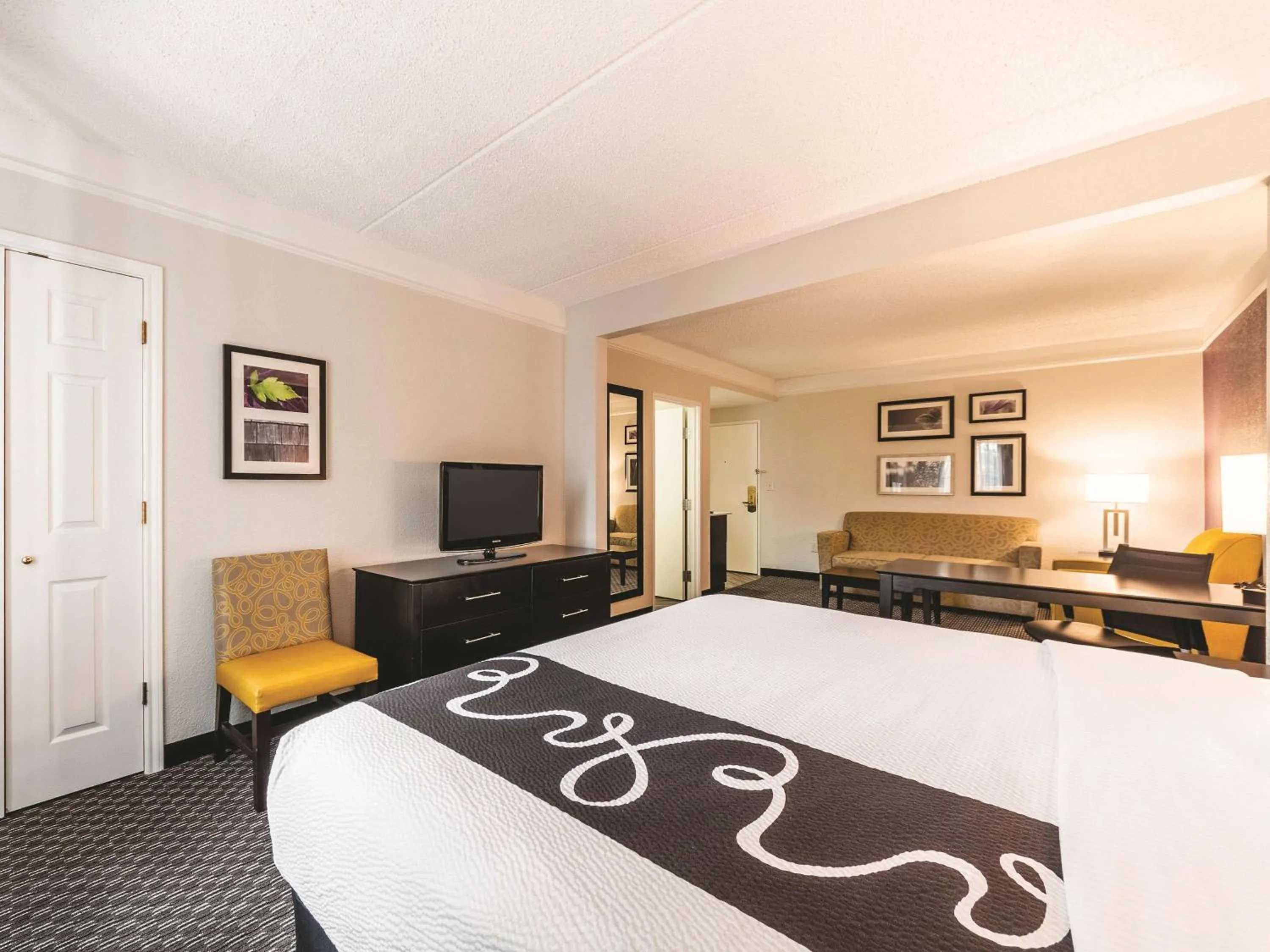 Photo of the whole room, Bed in La Quinta Inn & Suites by Wyndham San Antonio Downtown