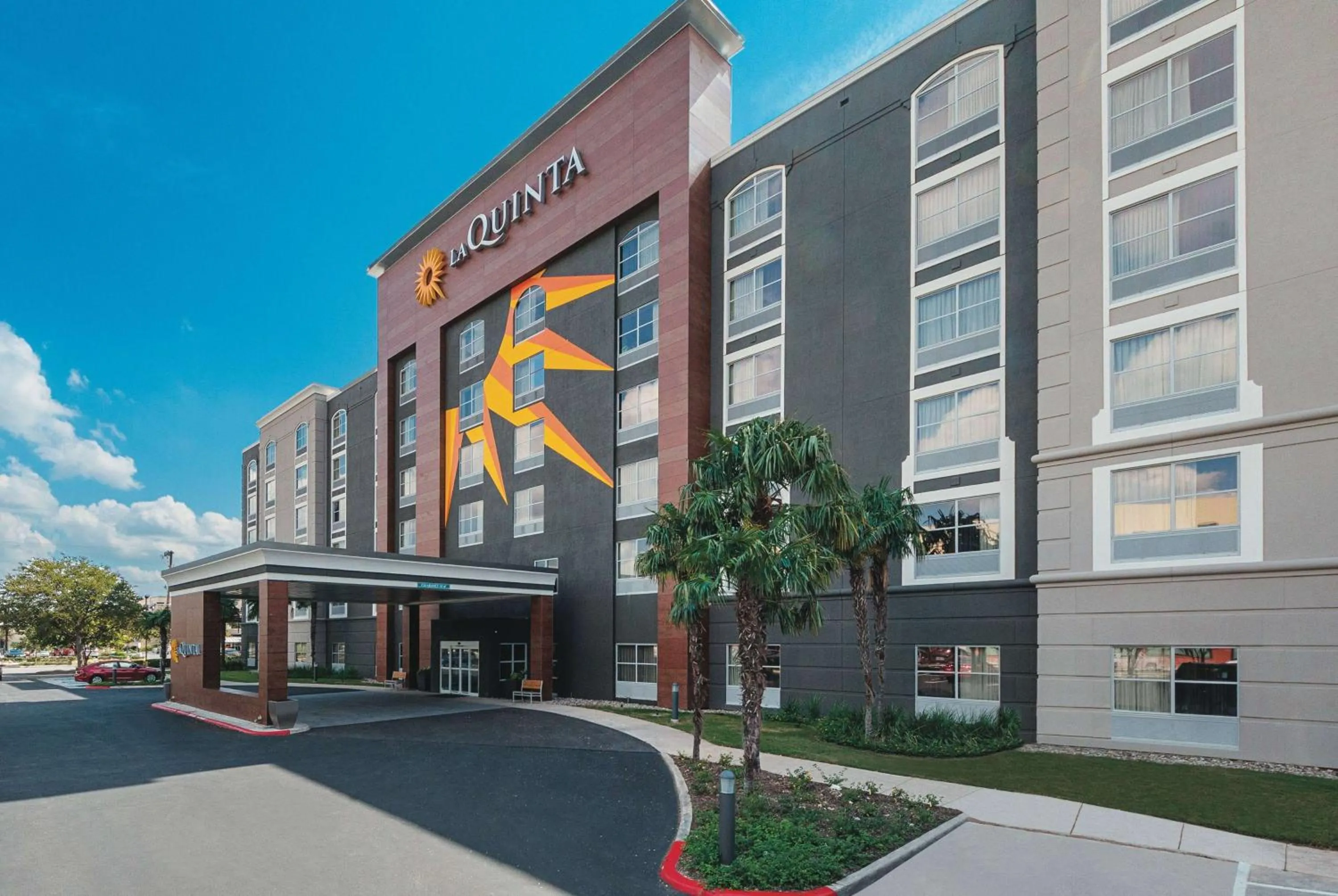 Property building in La Quinta Inn & Suites by Wyndham San Antonio Downtown
