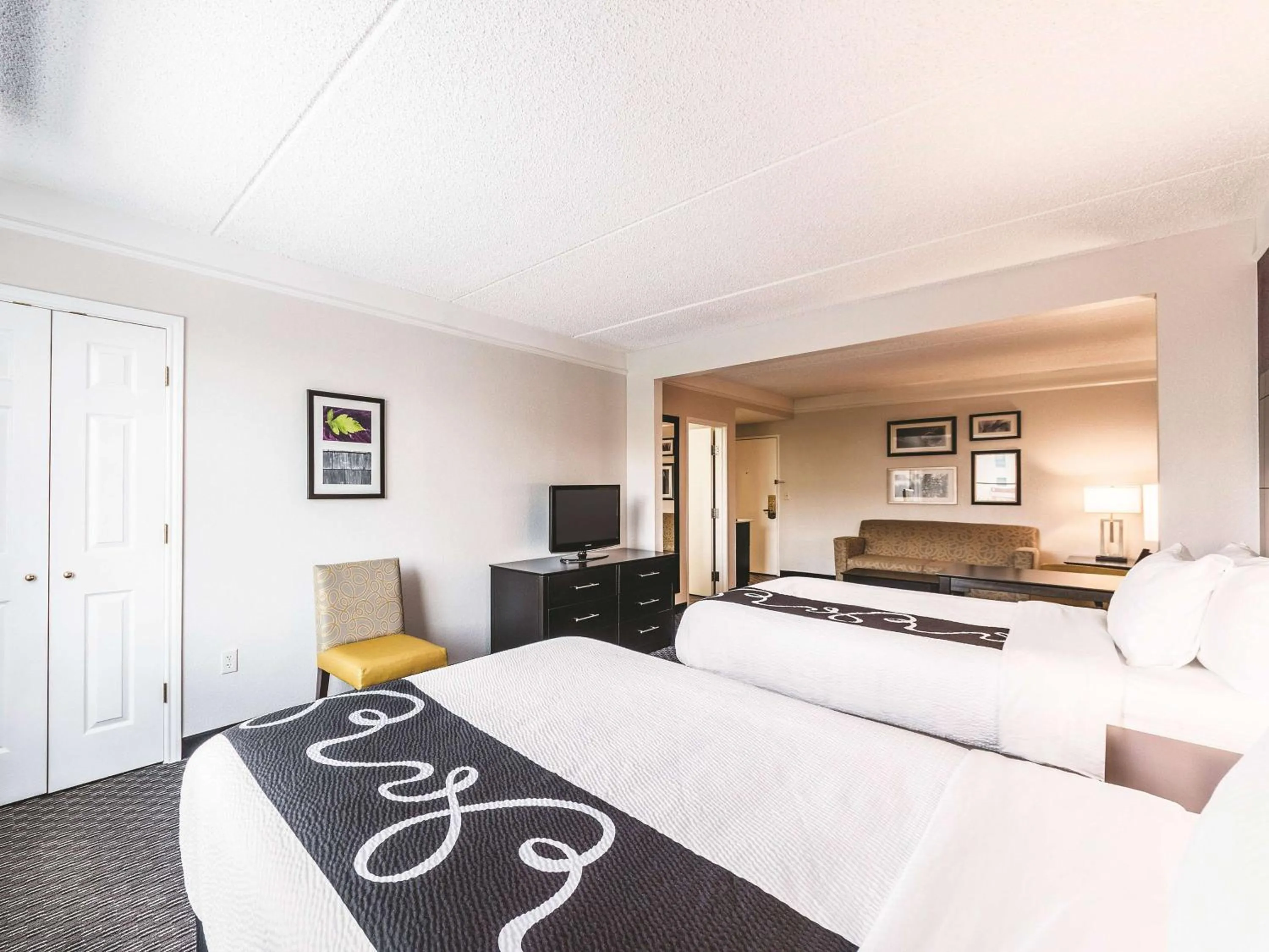 Photo of the whole room, Bed in La Quinta Inn & Suites by Wyndham San Antonio Downtown