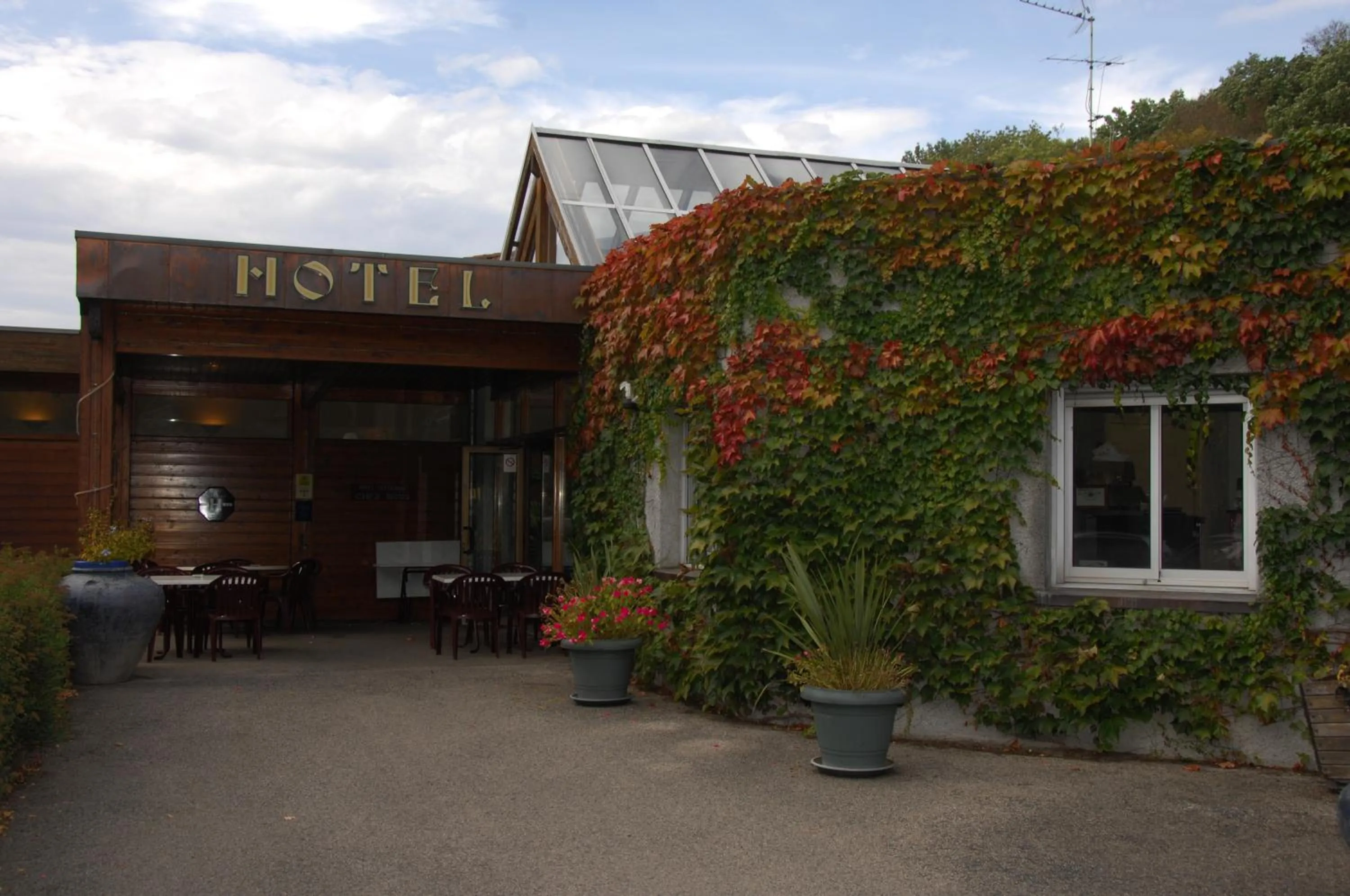 Facade/entrance in Logis Hôtel Restaurant Chez Nous