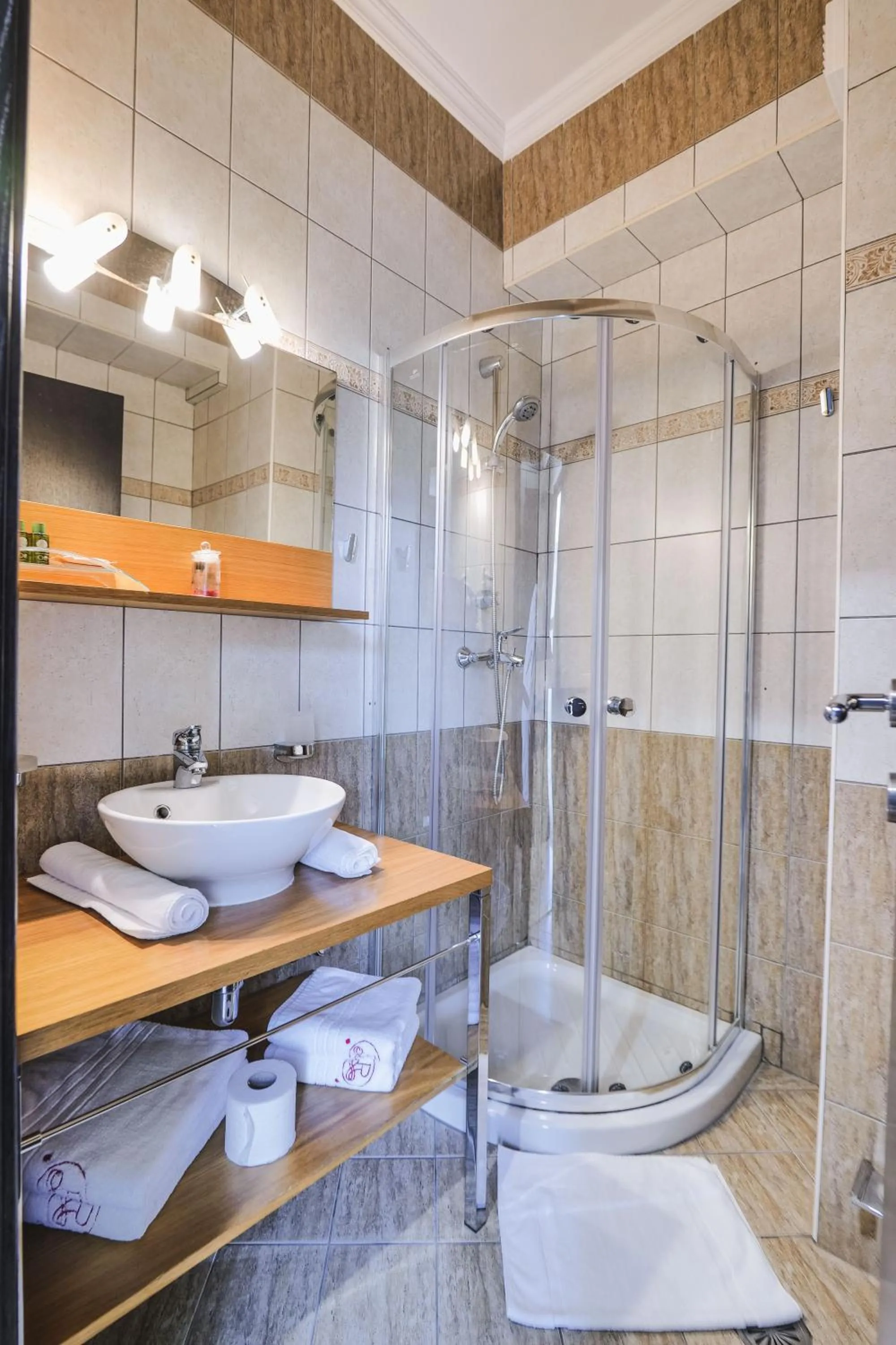 Shower in Rapo's Resort Hotel