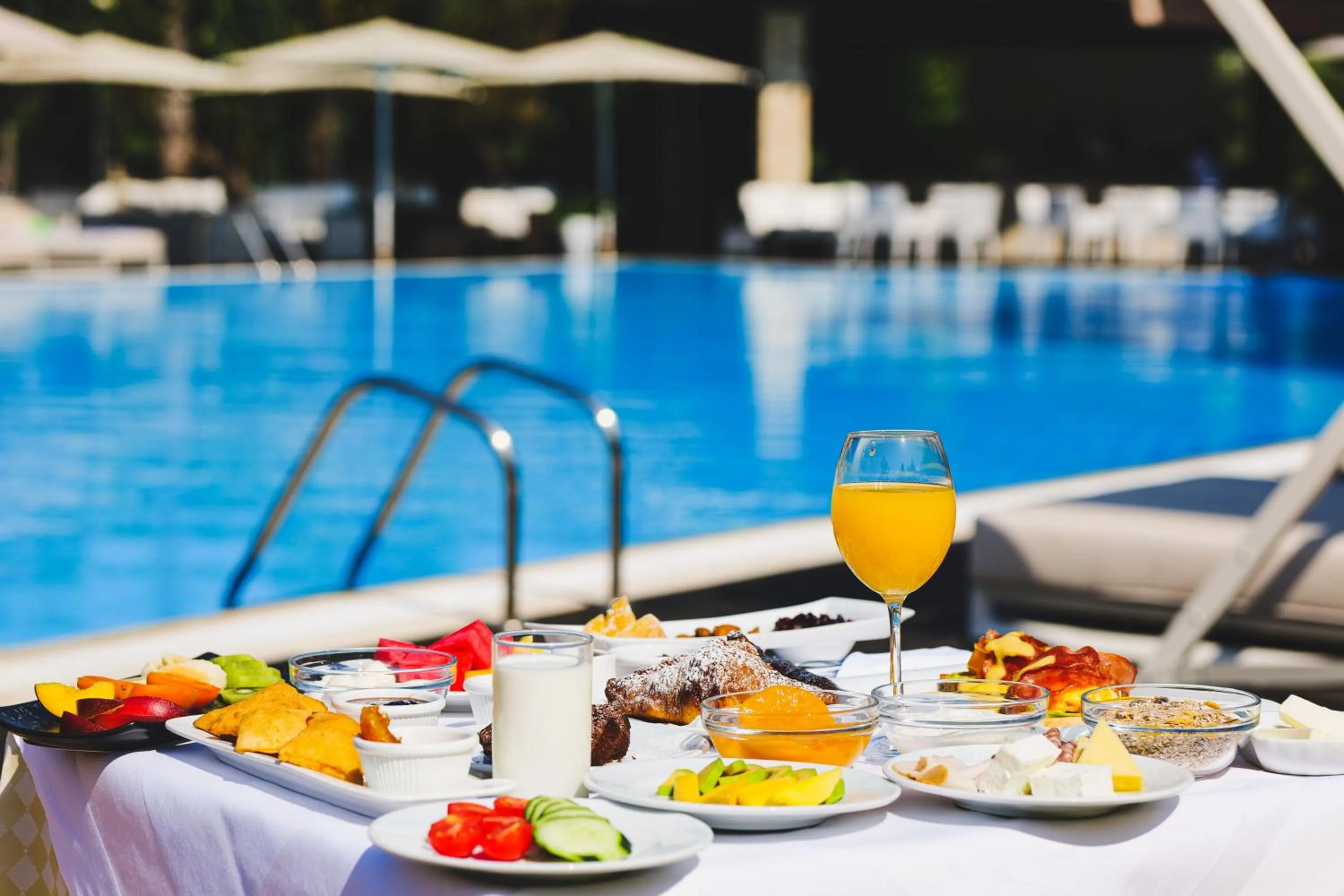 Food and drinks in Rapo's Resort Hotel