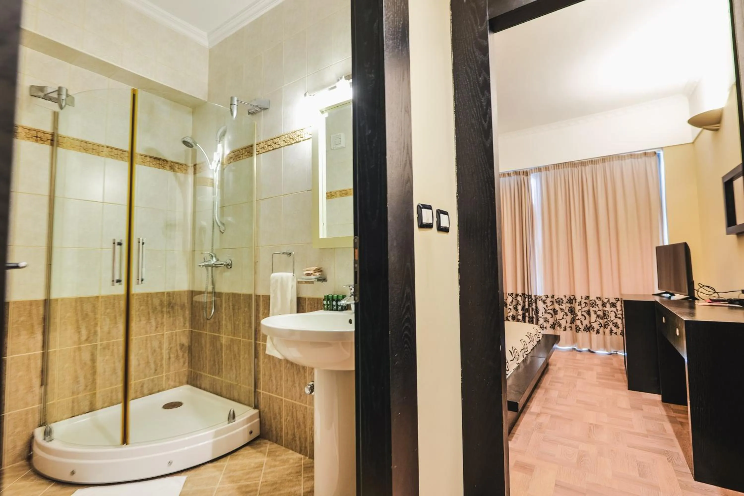 Shower in Rapo's Resort Hotel