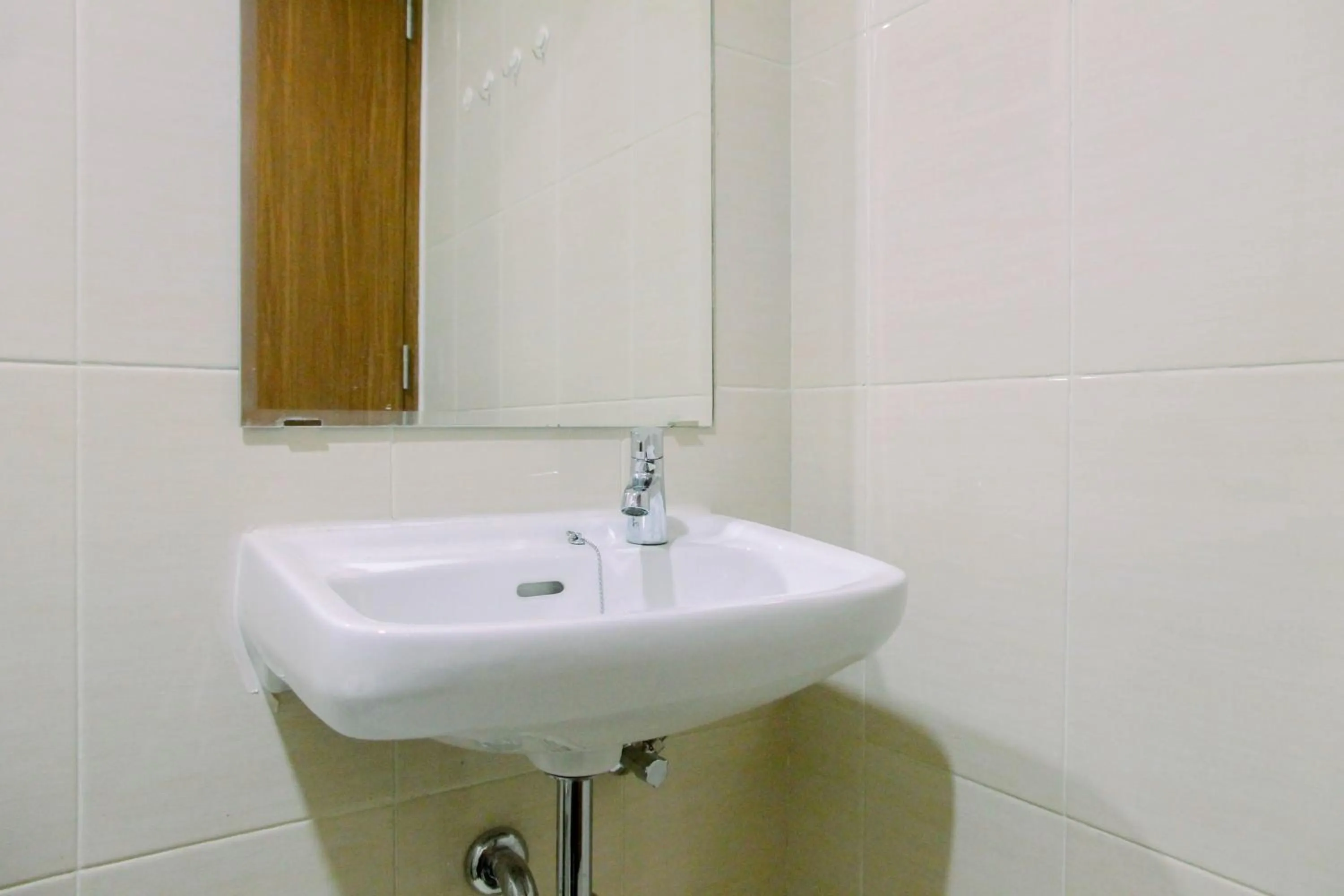 Bathroom in Best Price 1BR Apartment at The Oasis Cikarang By Travelio