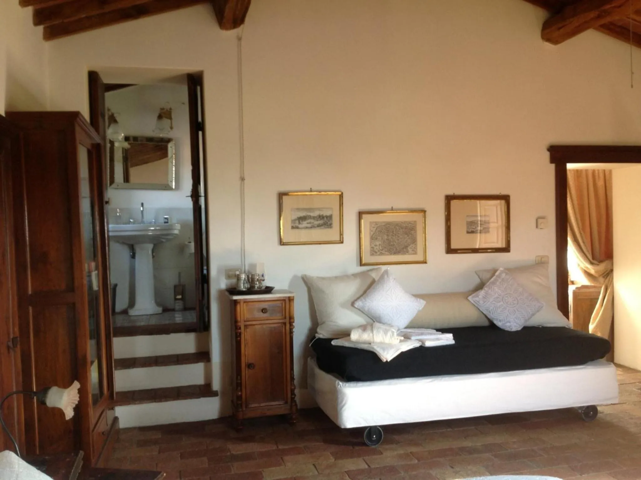 Photo of the whole room, Bed in PoggioBa