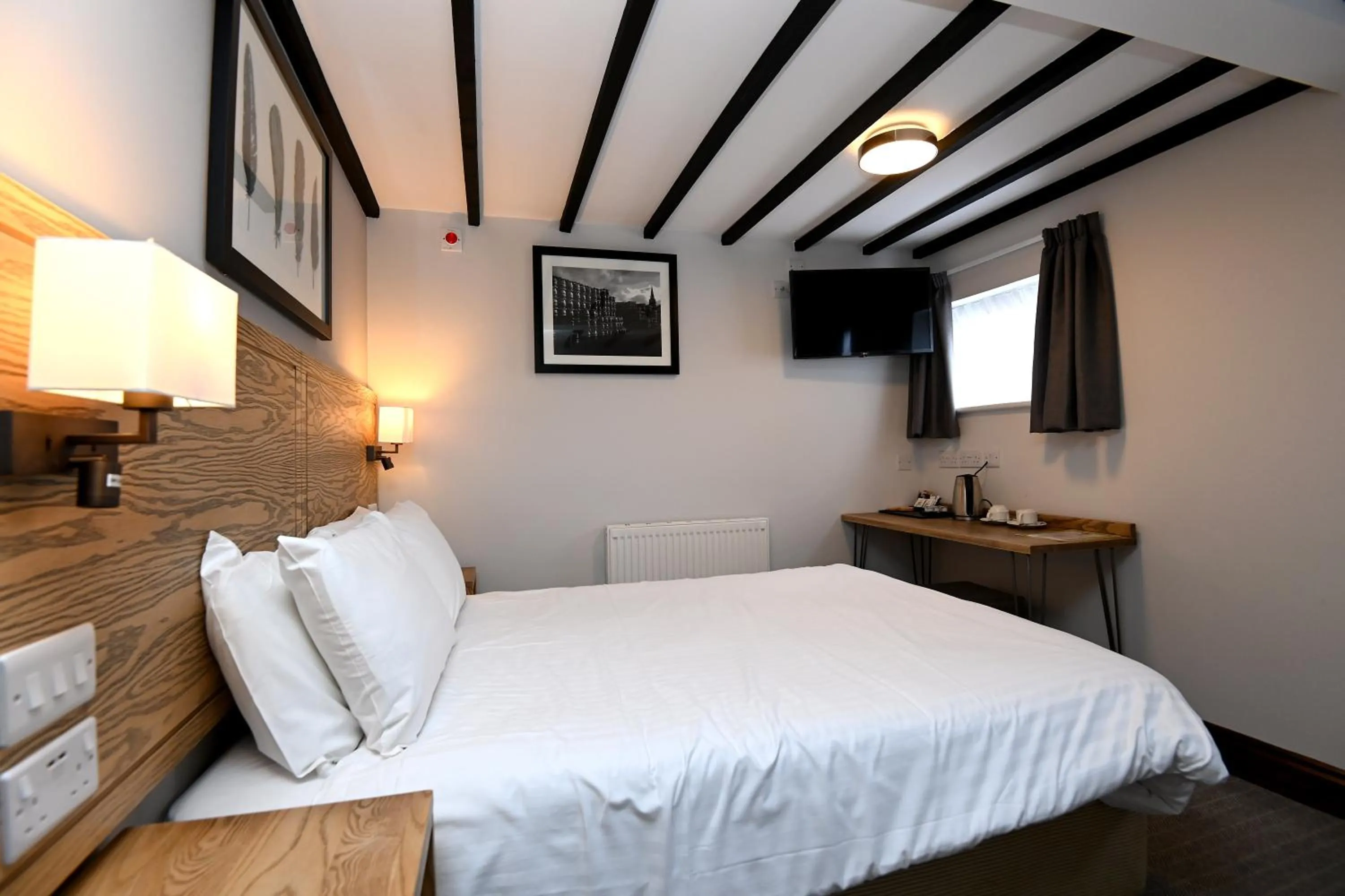 Bedroom, Bed in Swan, Thatcham by Marston's Inns
