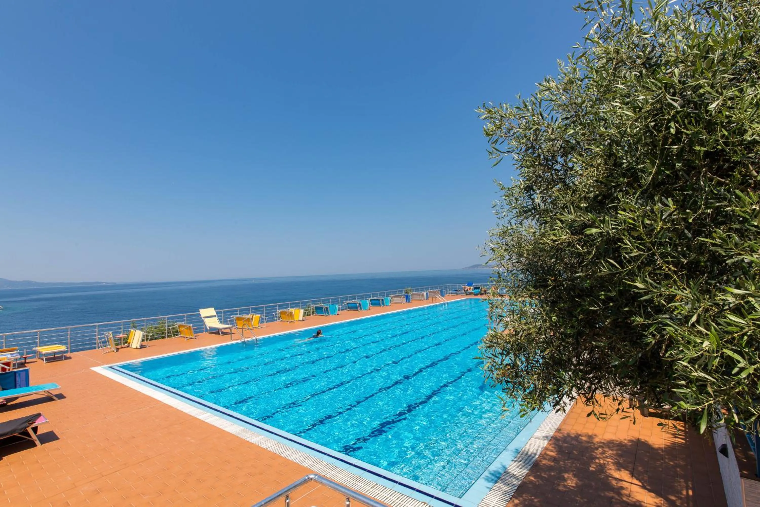 Swimming pool in Hotel Bahamas