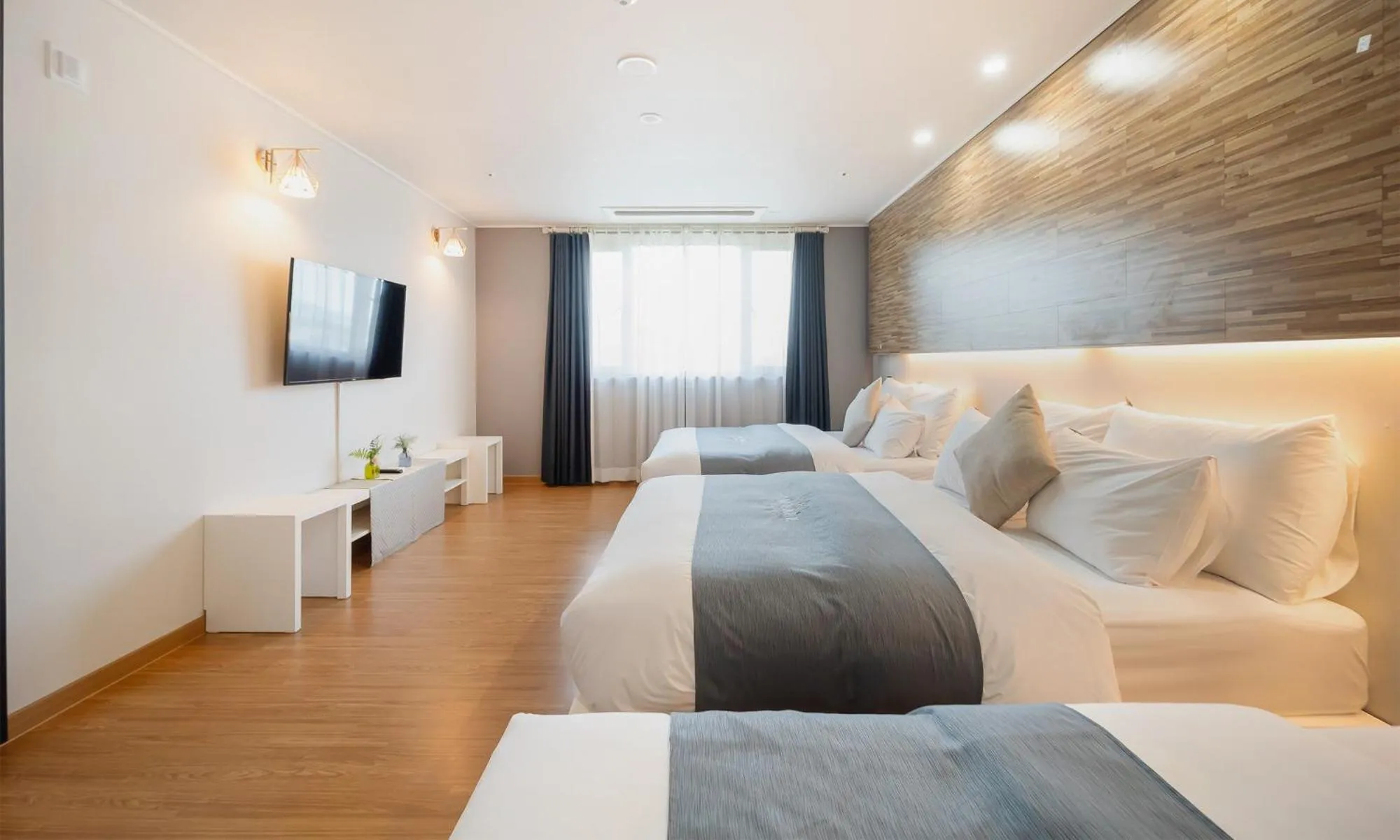 Bed in CM Park Hotel