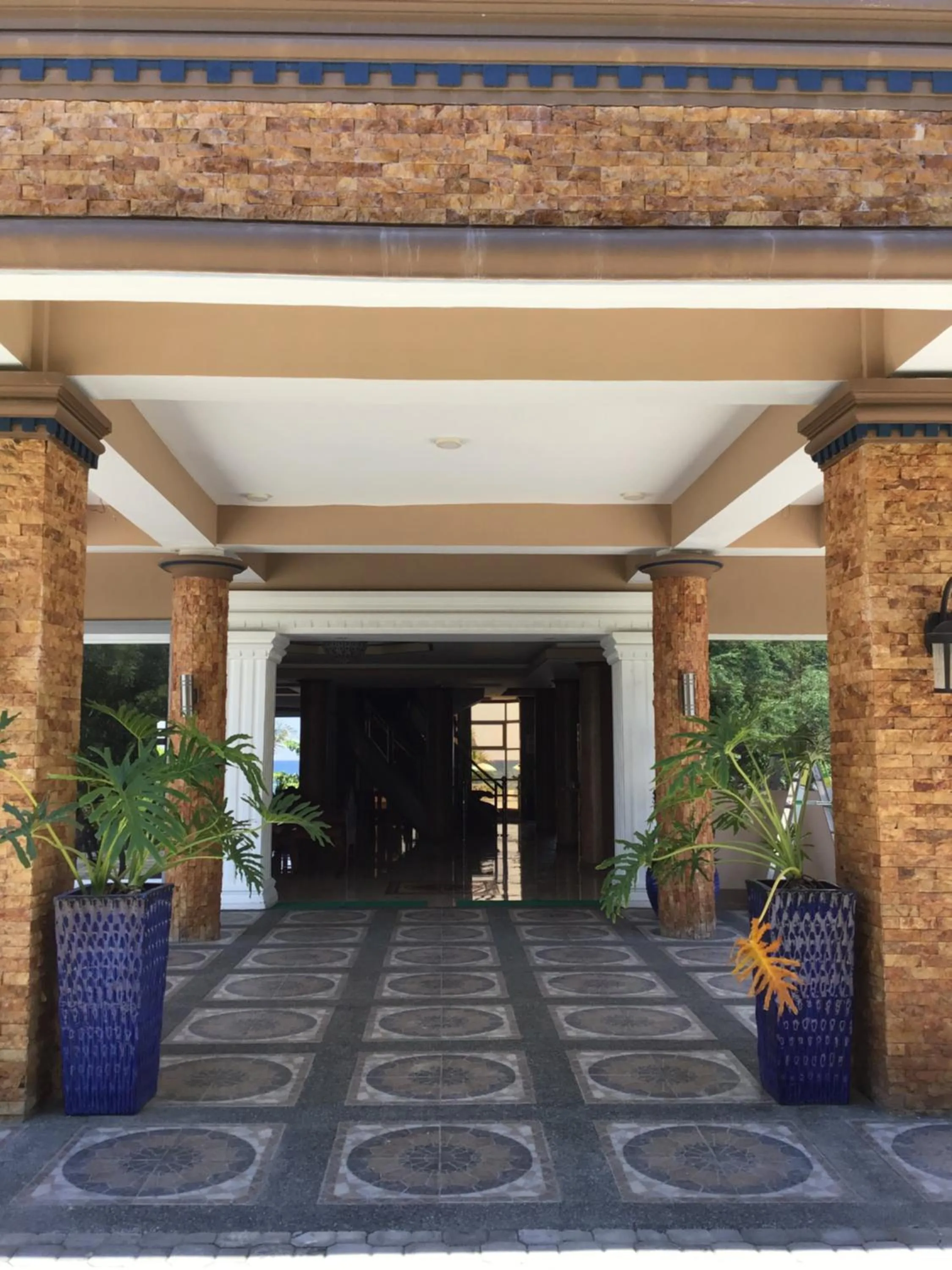 EM Royalle Hotel & Beach Resort