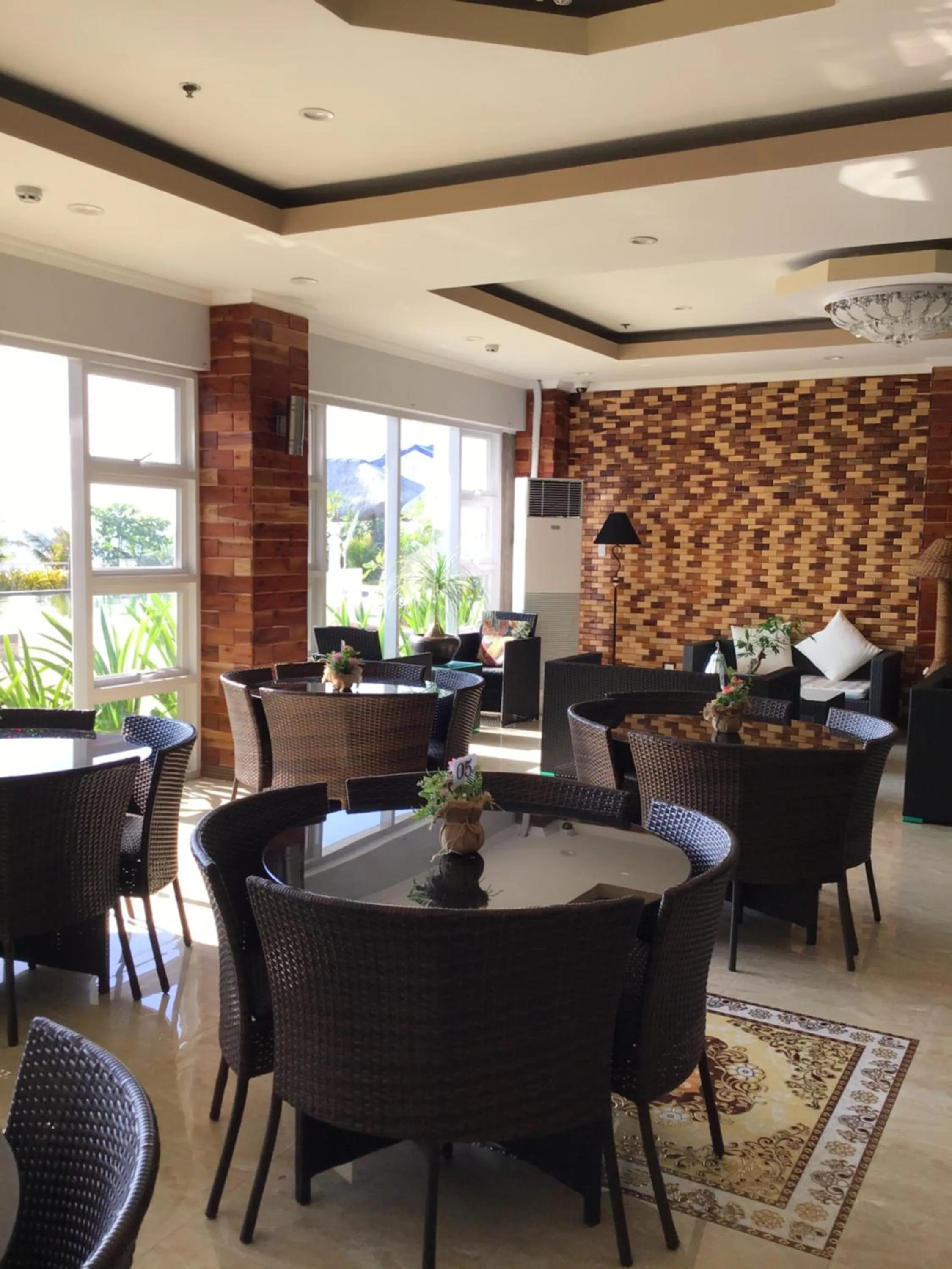 EM Royalle Hotel & Beach Resort