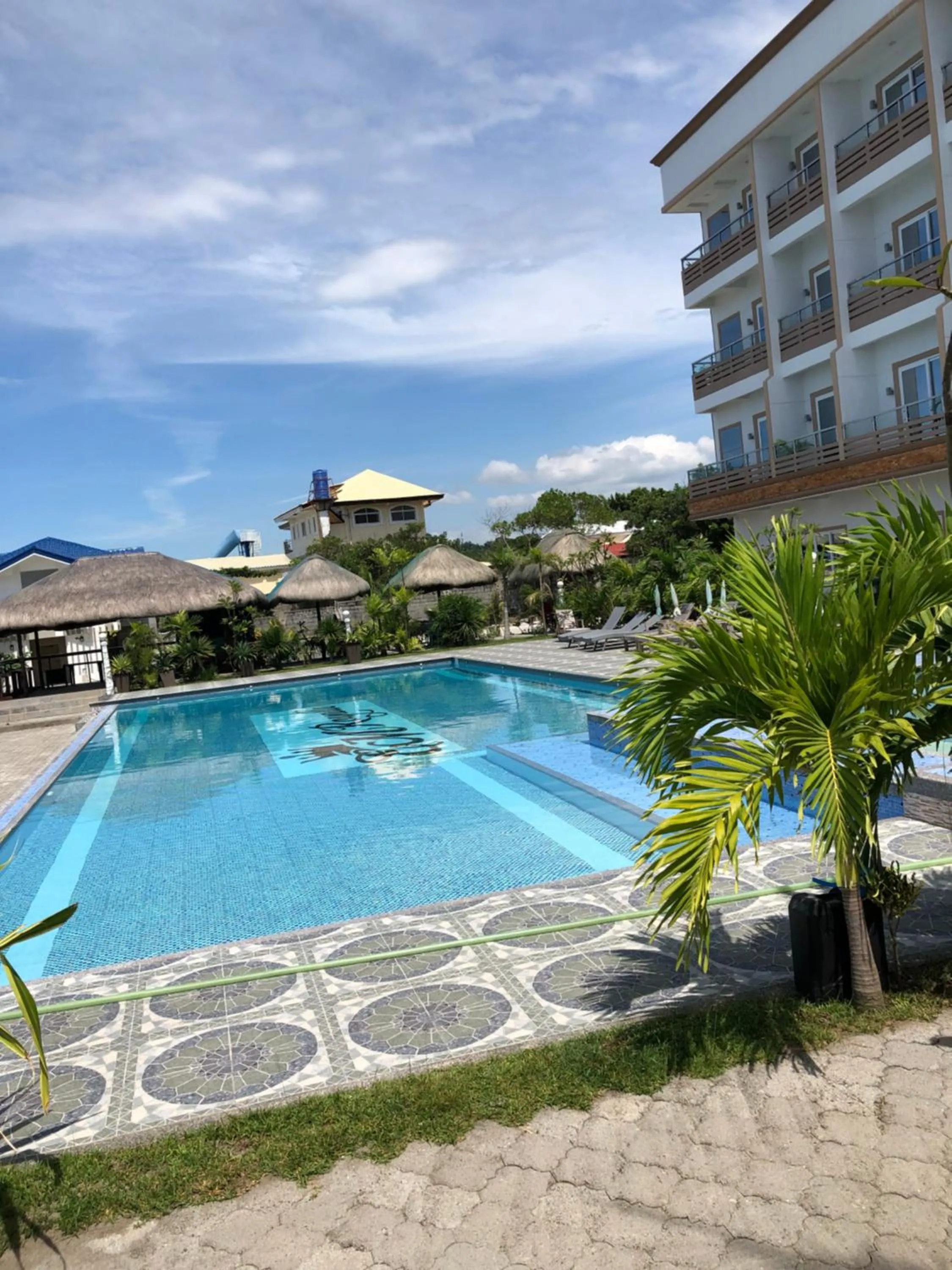 EM Royalle Hotel & Beach Resort