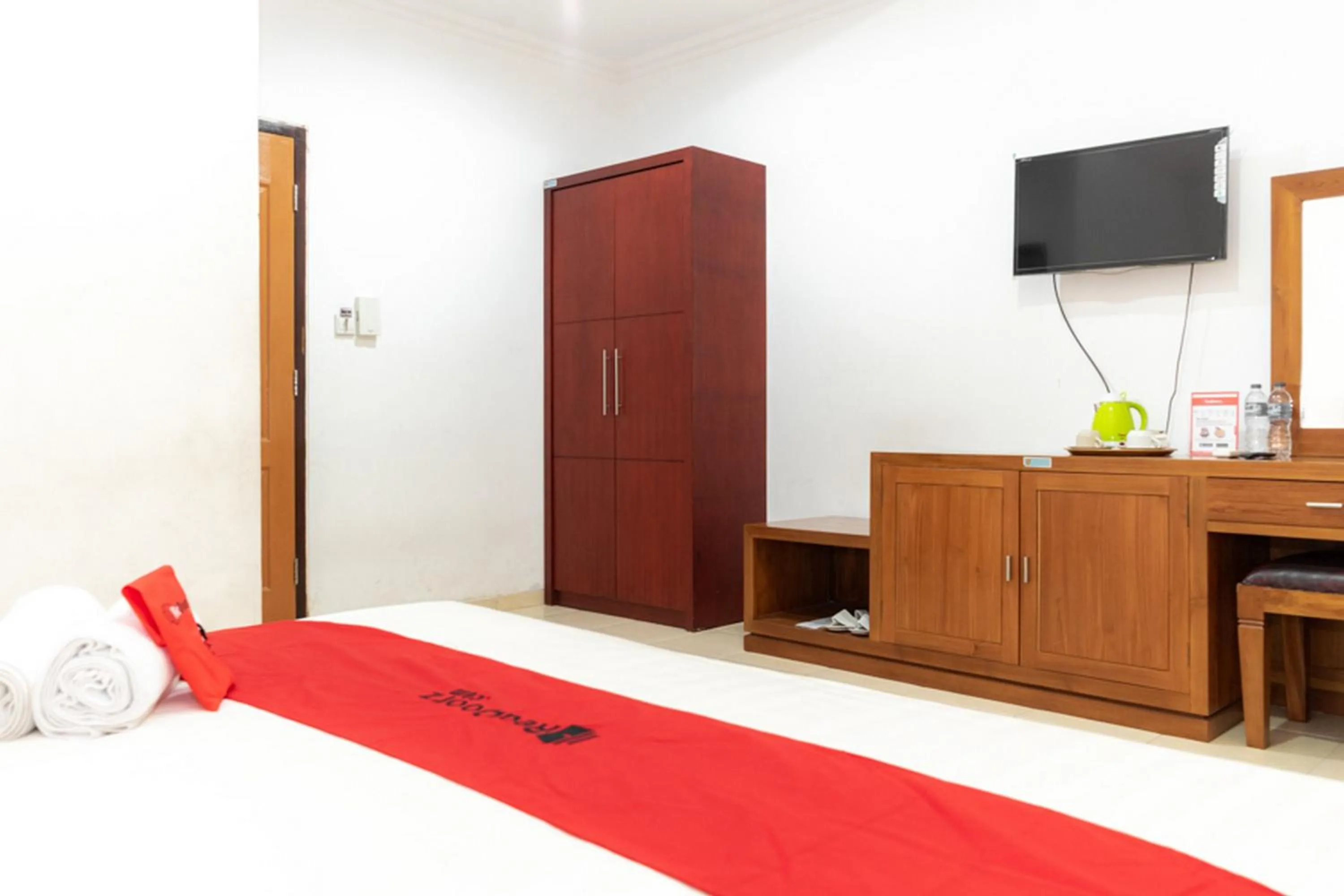 Bed in RedDoorz Plus Syariah near Java Supermall Semarang 2