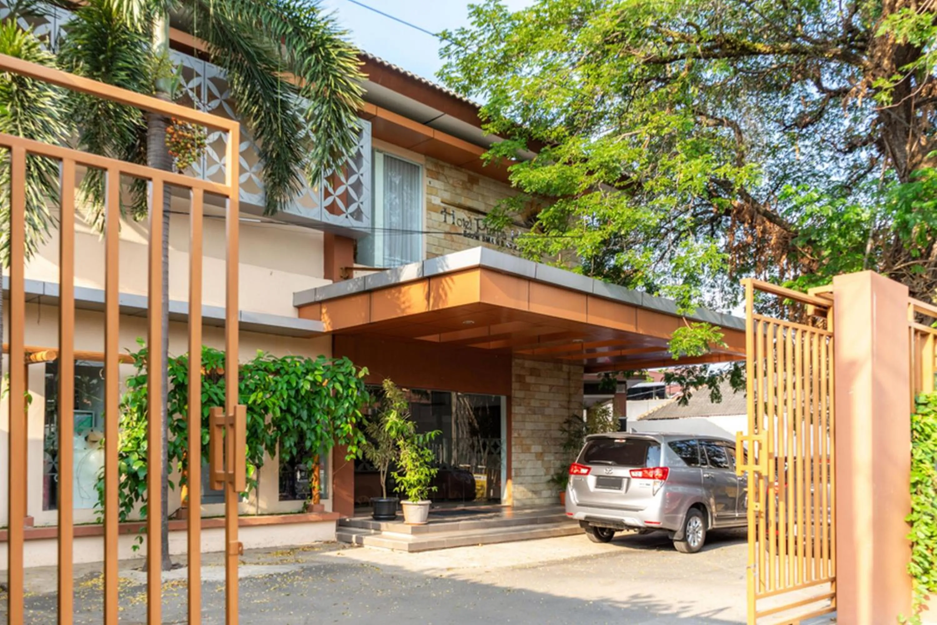 Facade/entrance in RedDoorz Plus Syariah near Java Supermall Semarang 2