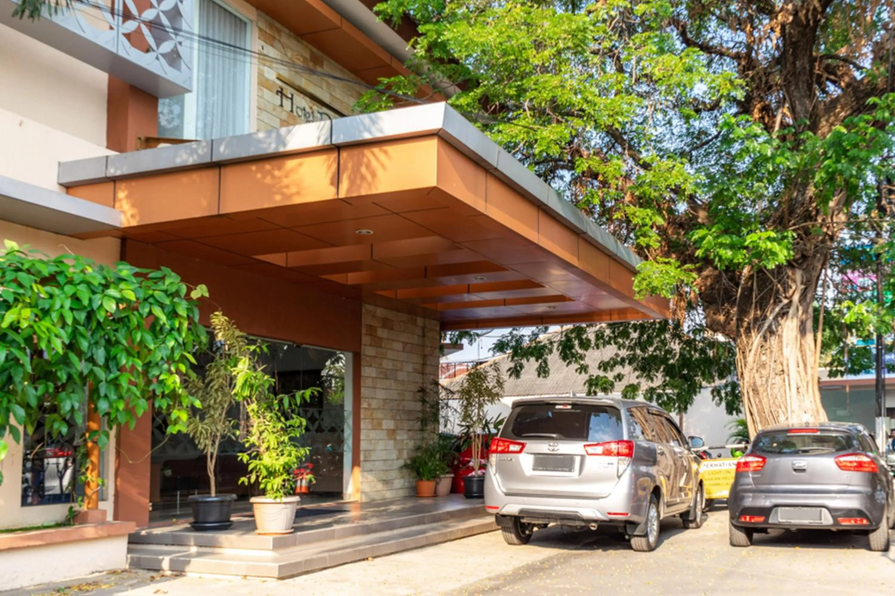 Property logo or sign in RedDoorz Plus Syariah near Java Supermall Semarang 2