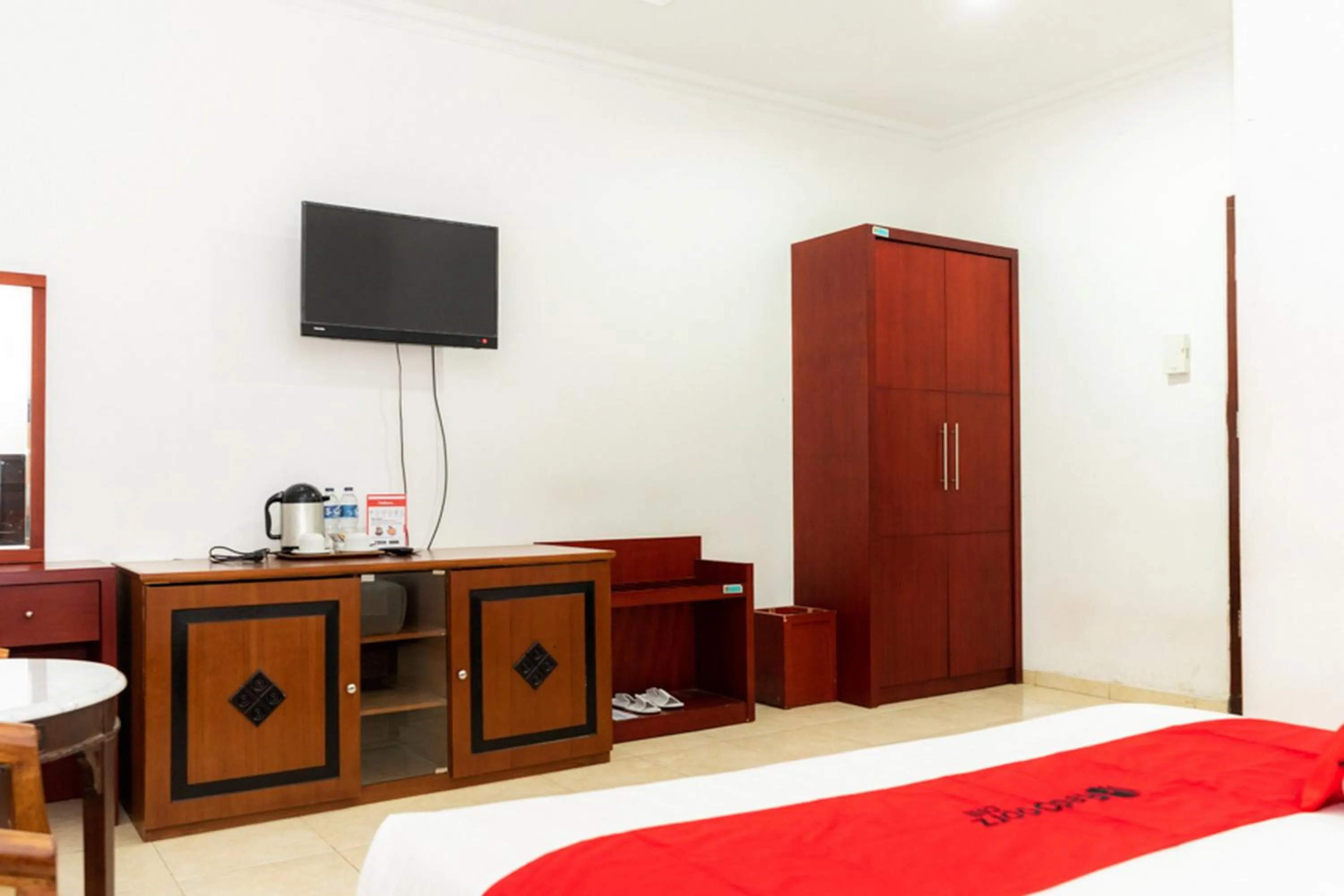 Bed in RedDoorz Plus Syariah near Java Supermall Semarang 2