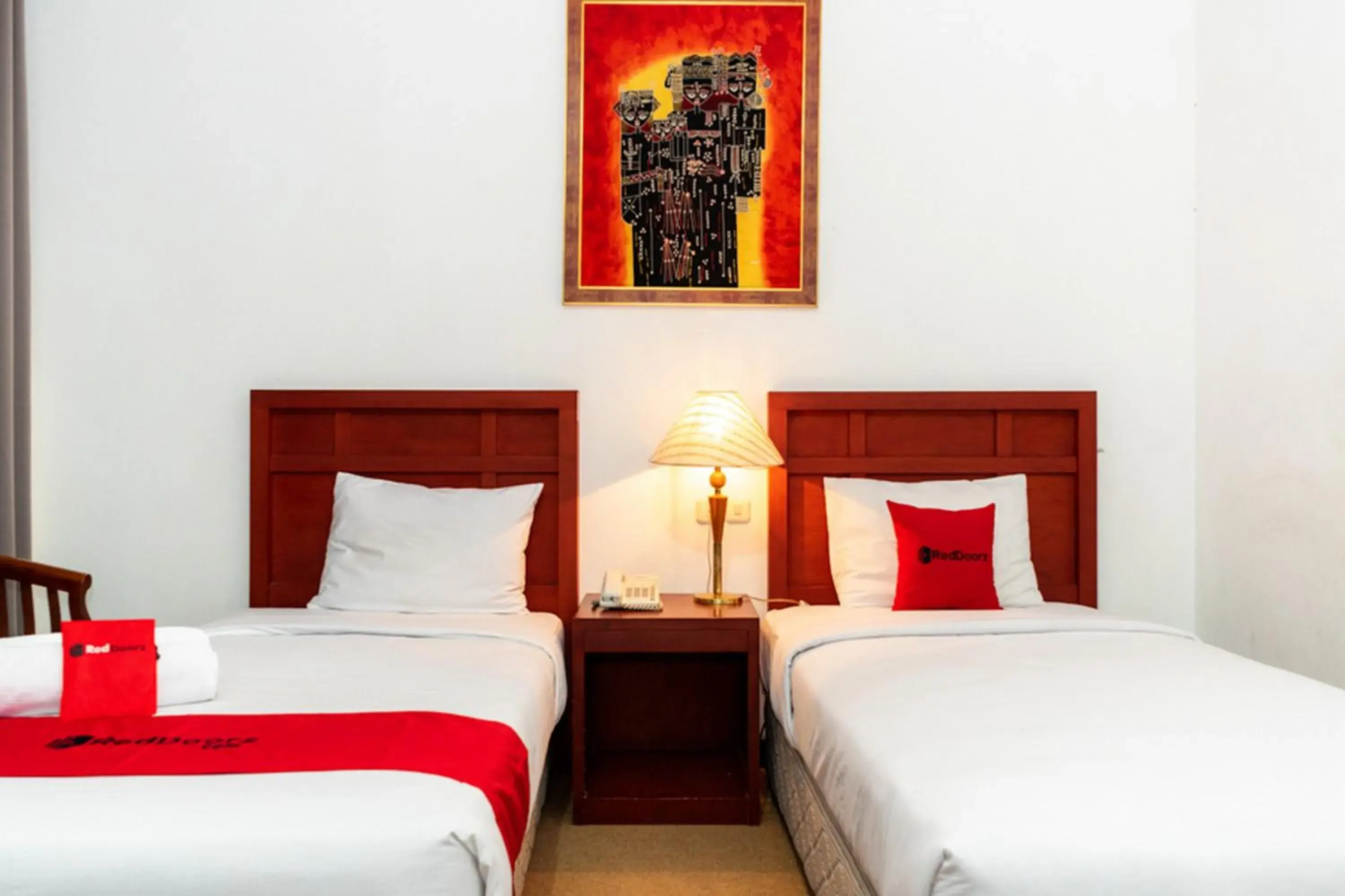 Deluxe Twin Room in RedDoorz Plus Syariah near Java Supermall Semarang 2 Deluxe Twin Room in RedDoorz Plus Syariah near Java Supermall Semarang 2