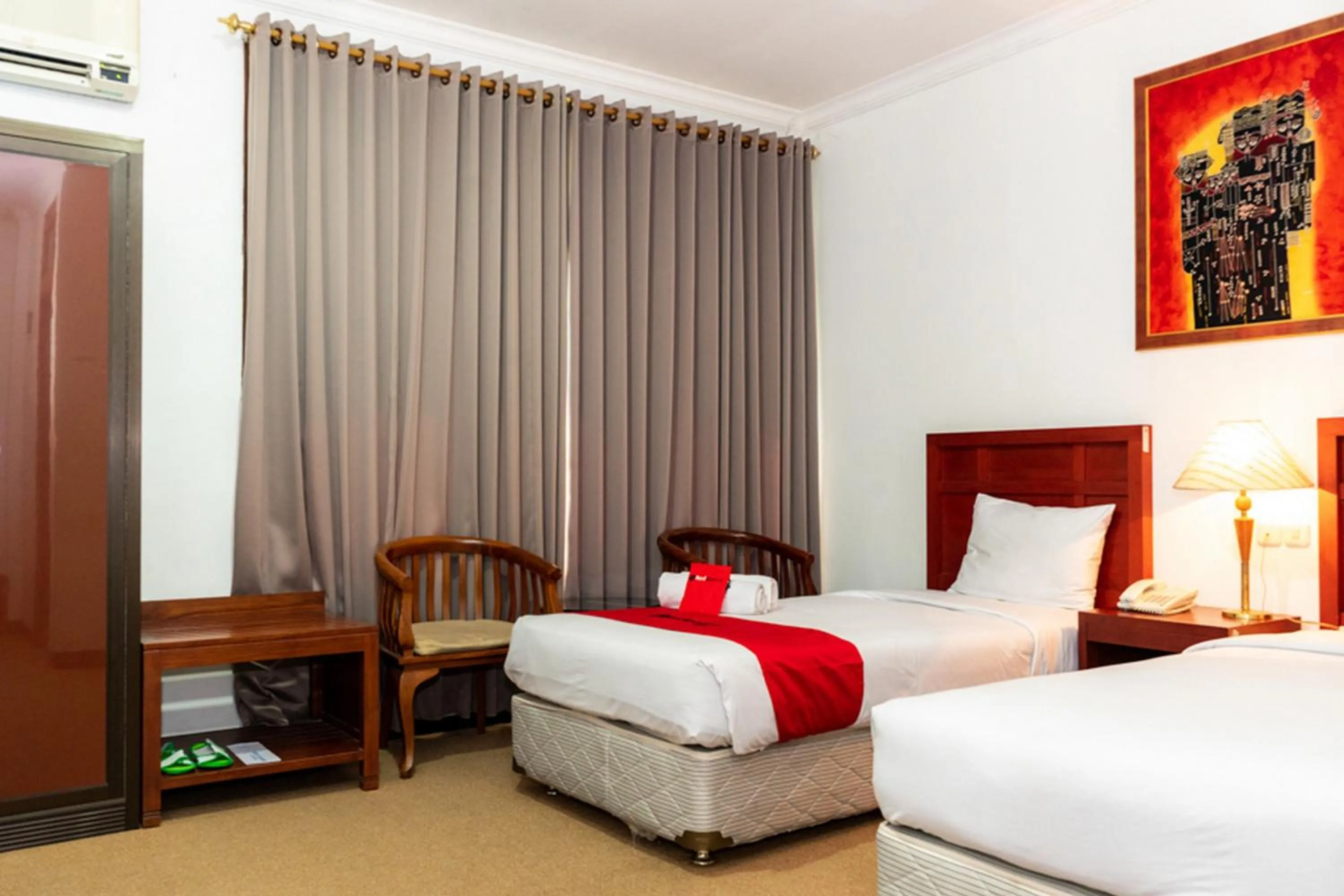Bed in RedDoorz Plus Syariah near Java Supermall Semarang 2