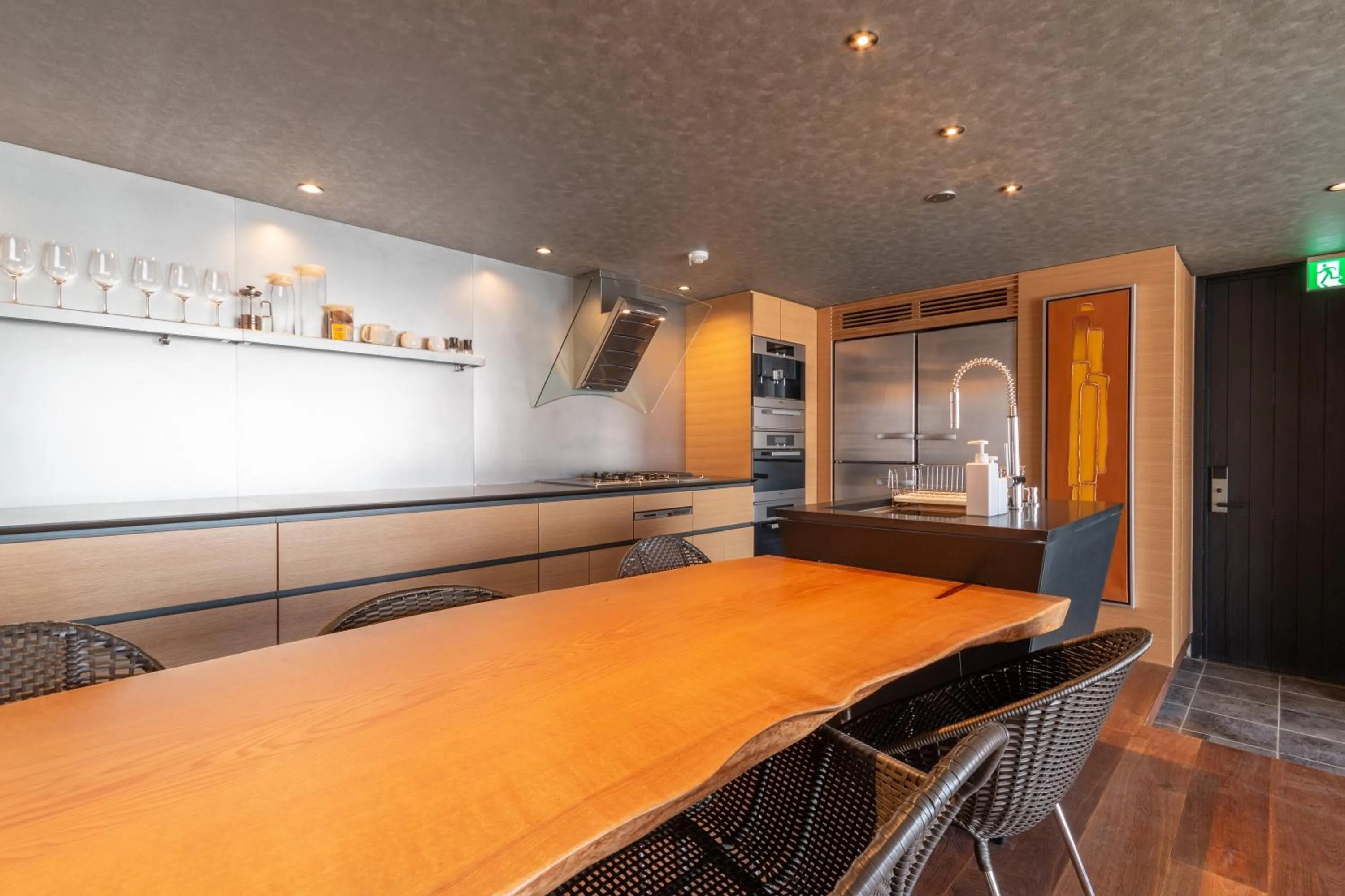 Dining area in Hideaway on Escarpment by H2 Life