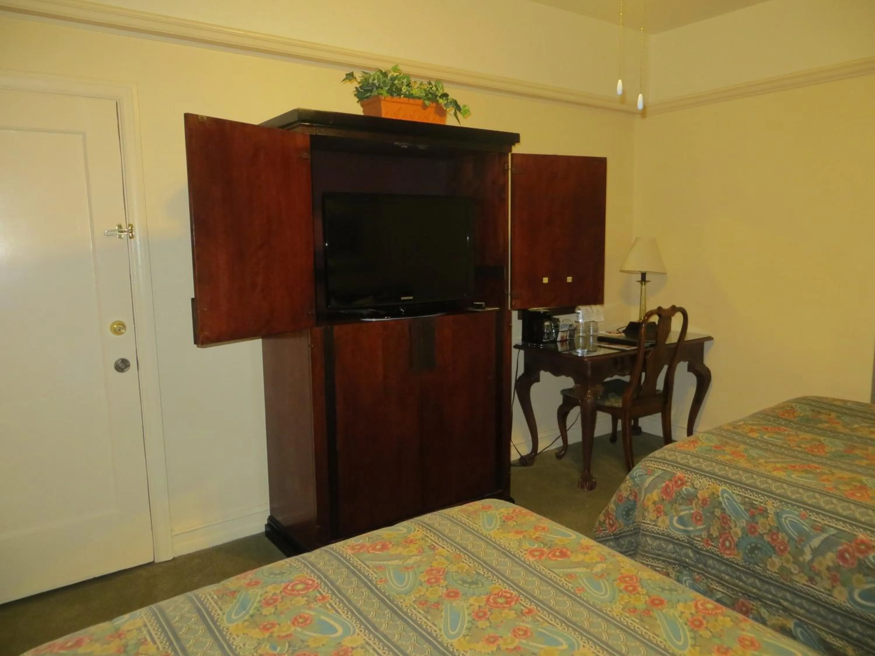 TV and multimedia, Bed in Hotel San Carlos