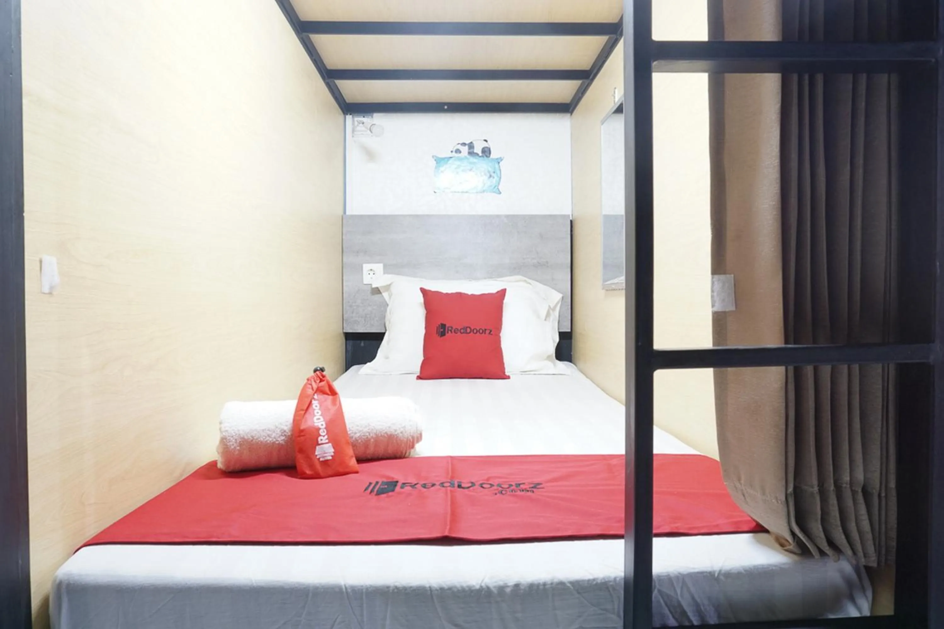 Bed in RedDoorz Hostel @ Borobudur Street