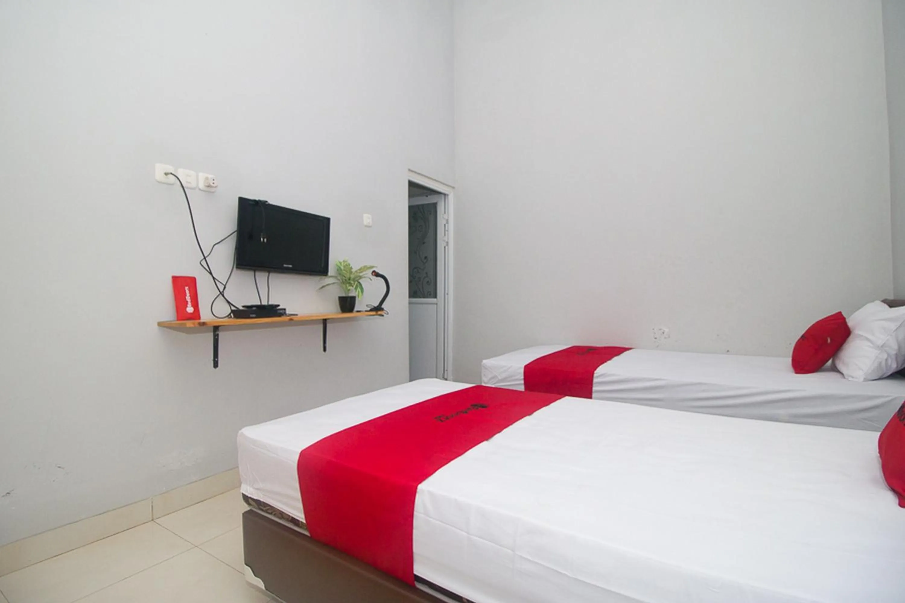 Twin Room in RedDoorz Plus Syariah near Alun Alun Sampang