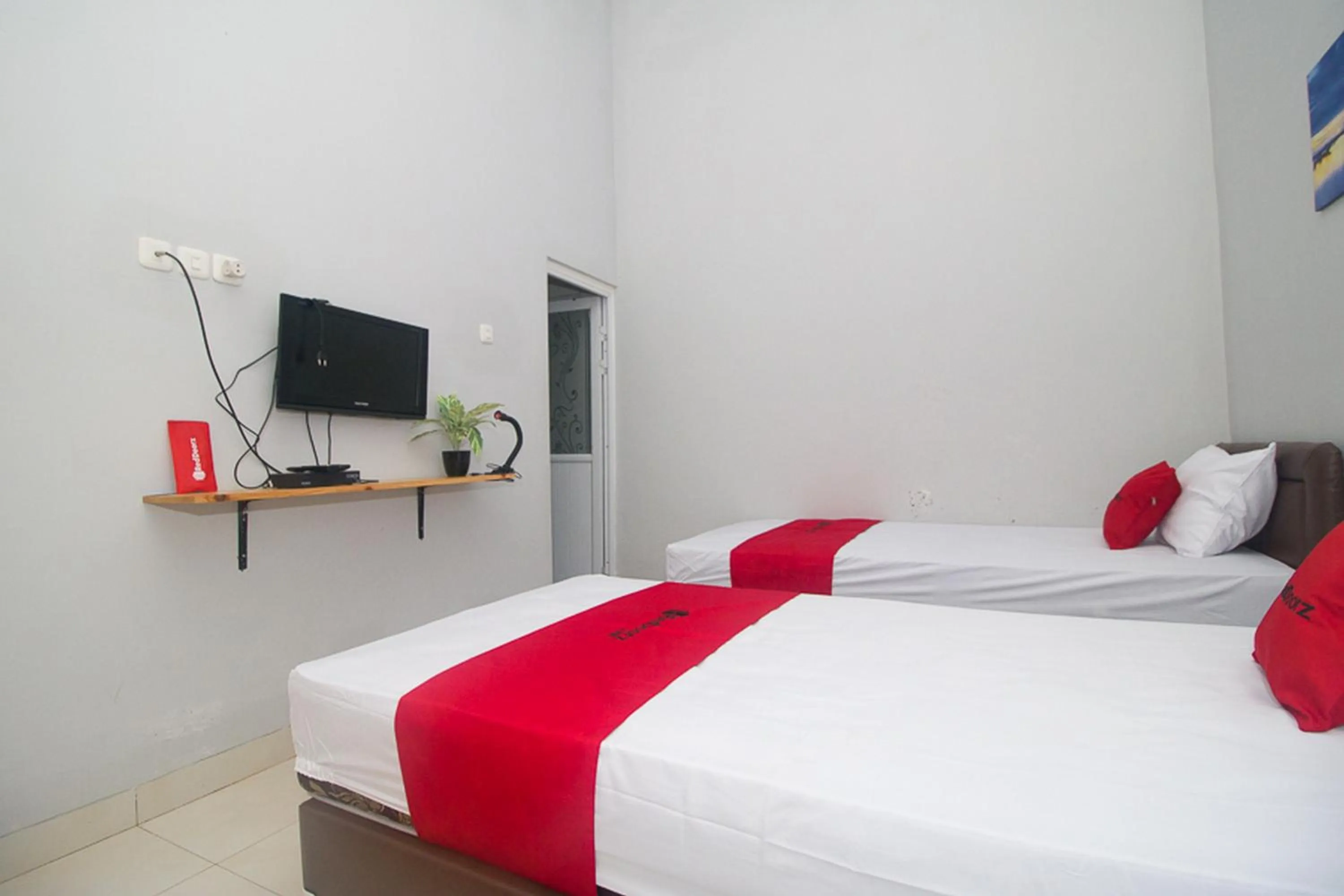 Bedroom, Bed in RedDoorz Plus Syariah near Alun Alun Sampang