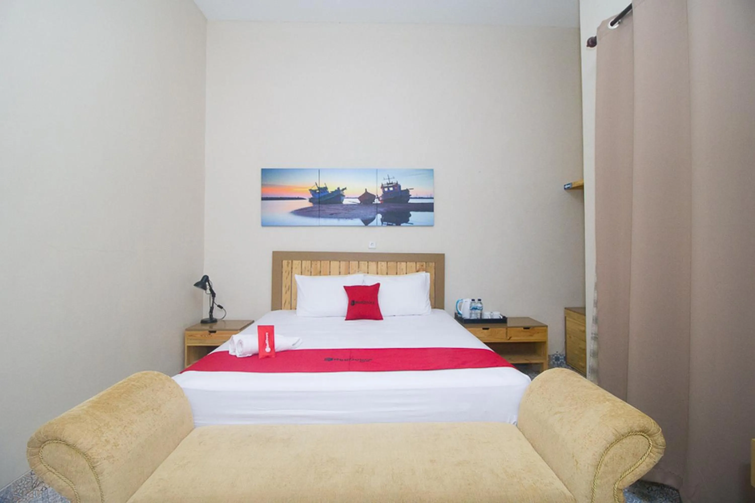 Bedroom, Bed in RedDoorz Plus Syariah near Alun Alun Sampang