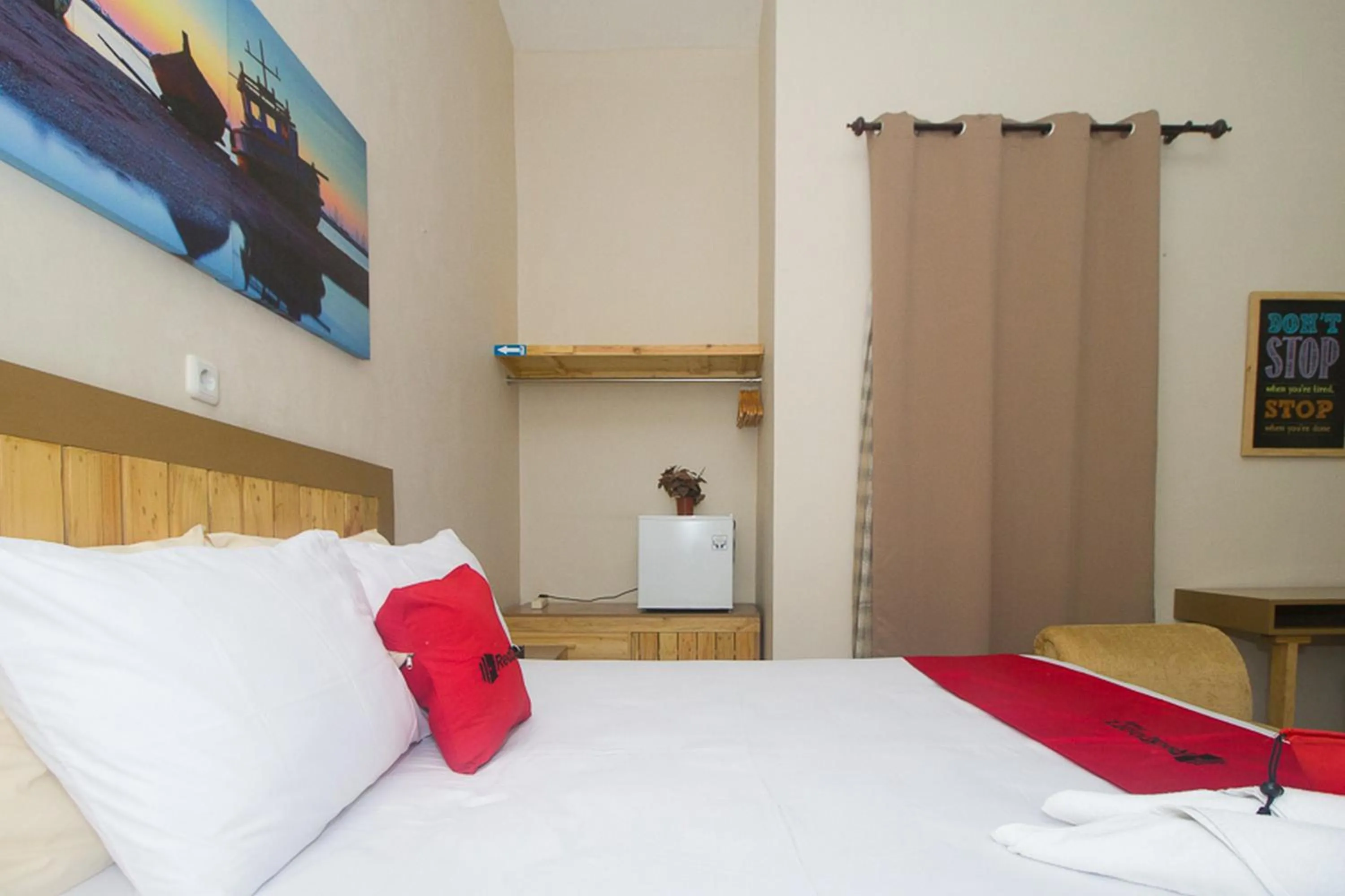 Bedroom, Bed in RedDoorz Plus Syariah near Alun Alun Sampang