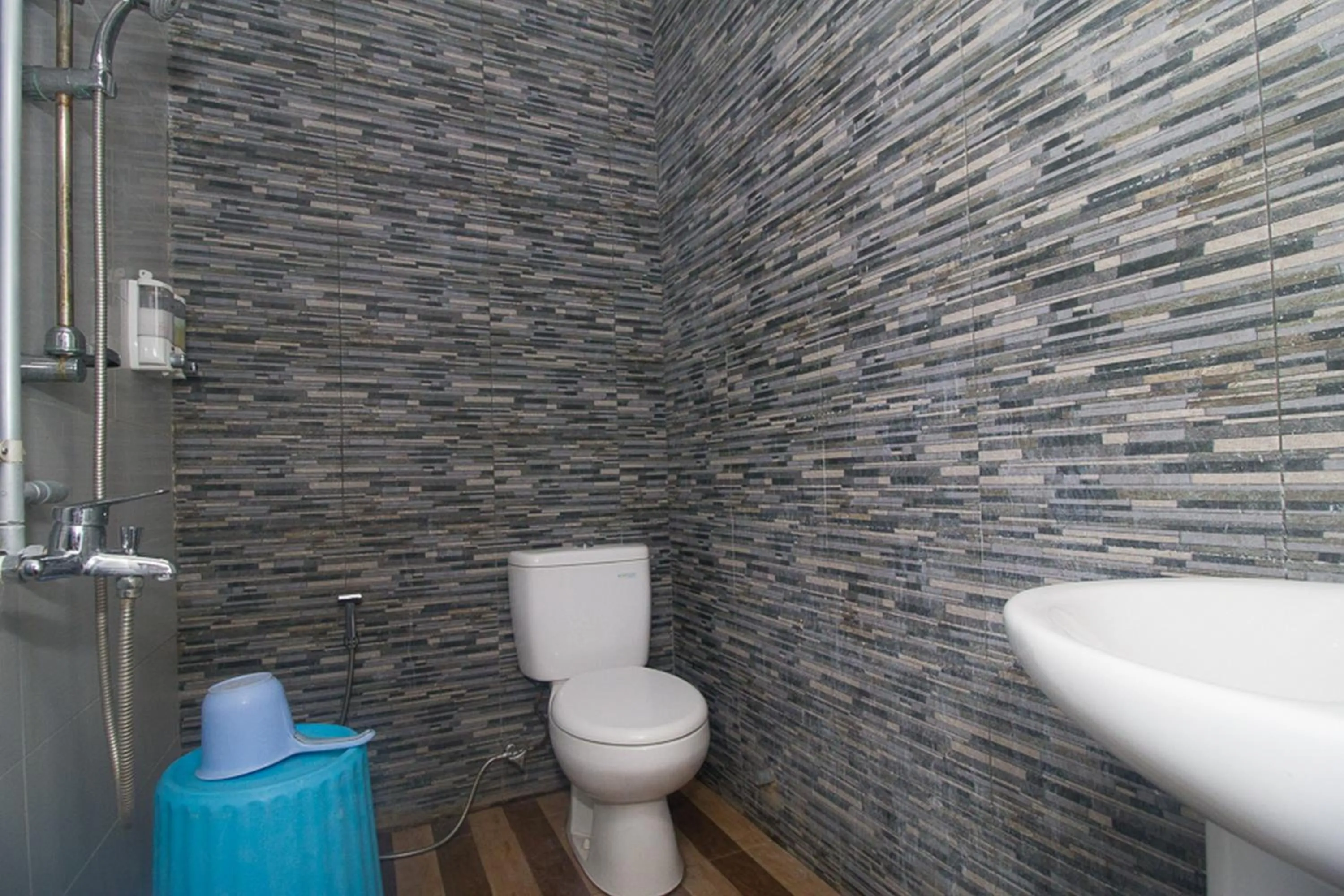 Bathroom in RedDoorz Plus Syariah near Alun Alun Sampang