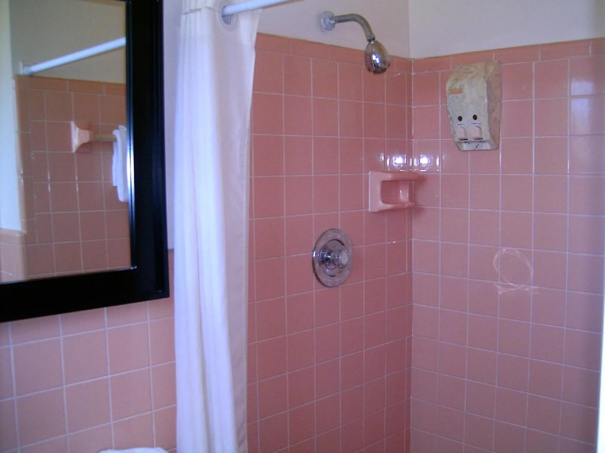 Shower in Budget Inn of Okeechobee