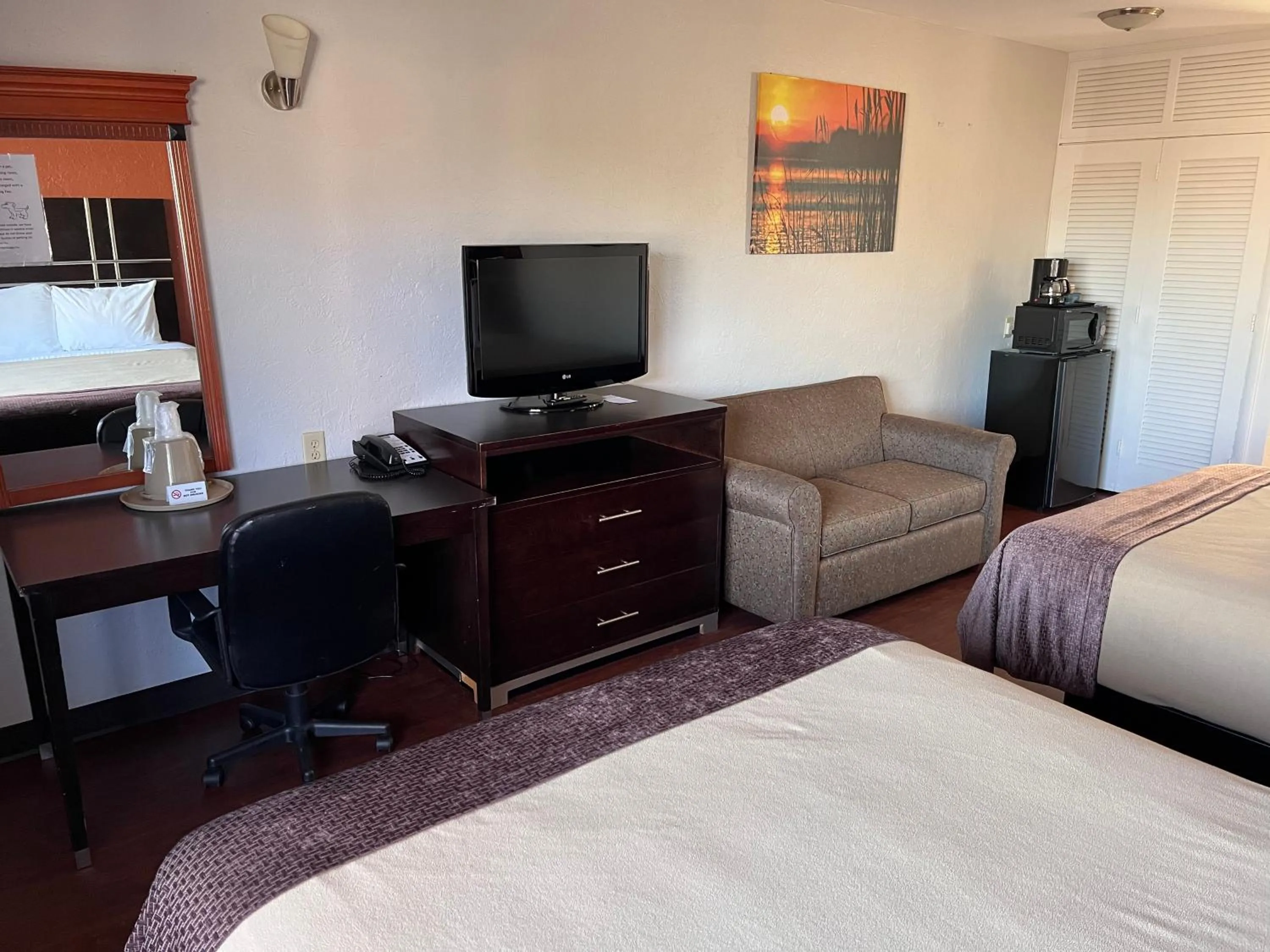 Bed in Budget Inn of Okeechobee