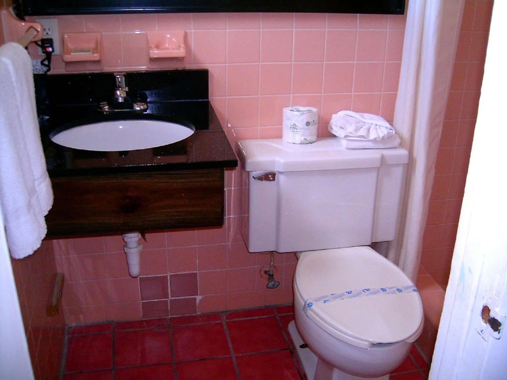 Bathroom in Budget Inn of Okeechobee