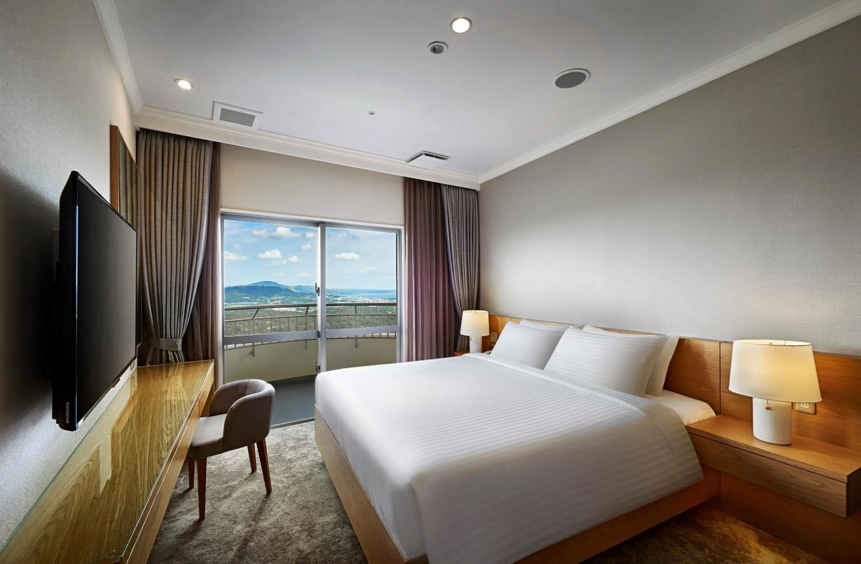 Bed in ANA Crowne Plaza Resort Okinawa Uruma Hills By IHG
