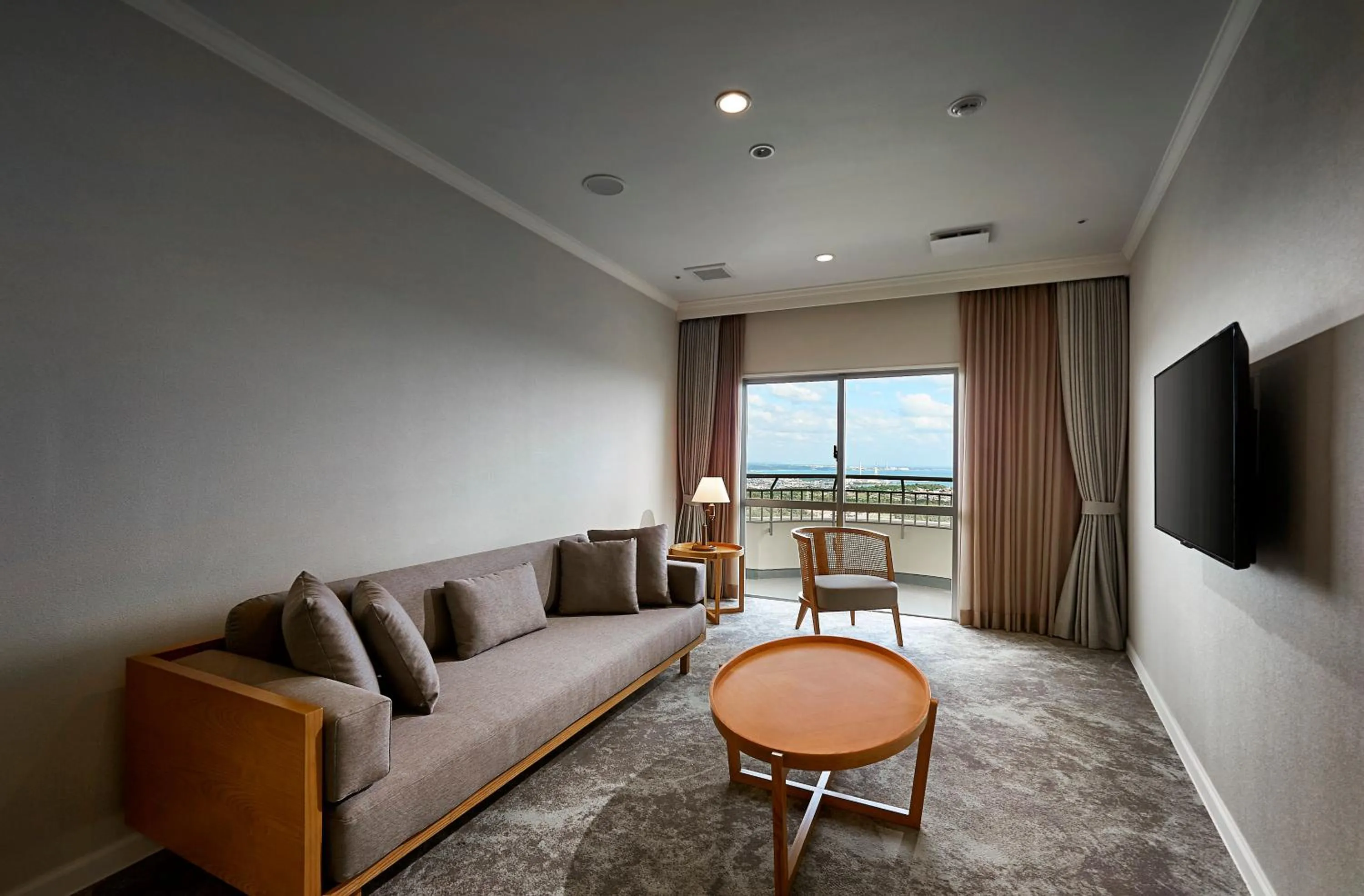 TV and multimedia in ANA Crowne Plaza Resort Okinawa Uruma Hills By IHG