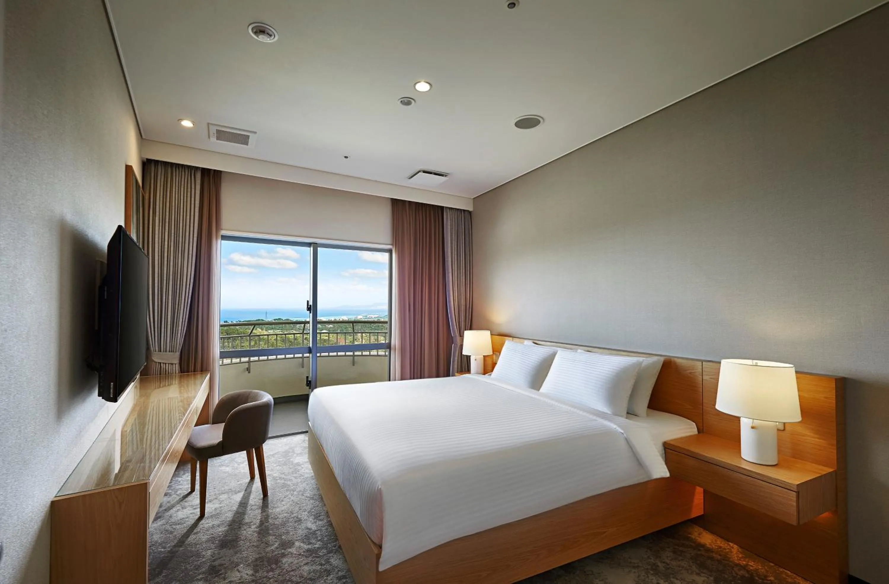 Bed in ANA Crowne Plaza Resort Okinawa Uruma Hills By IHG