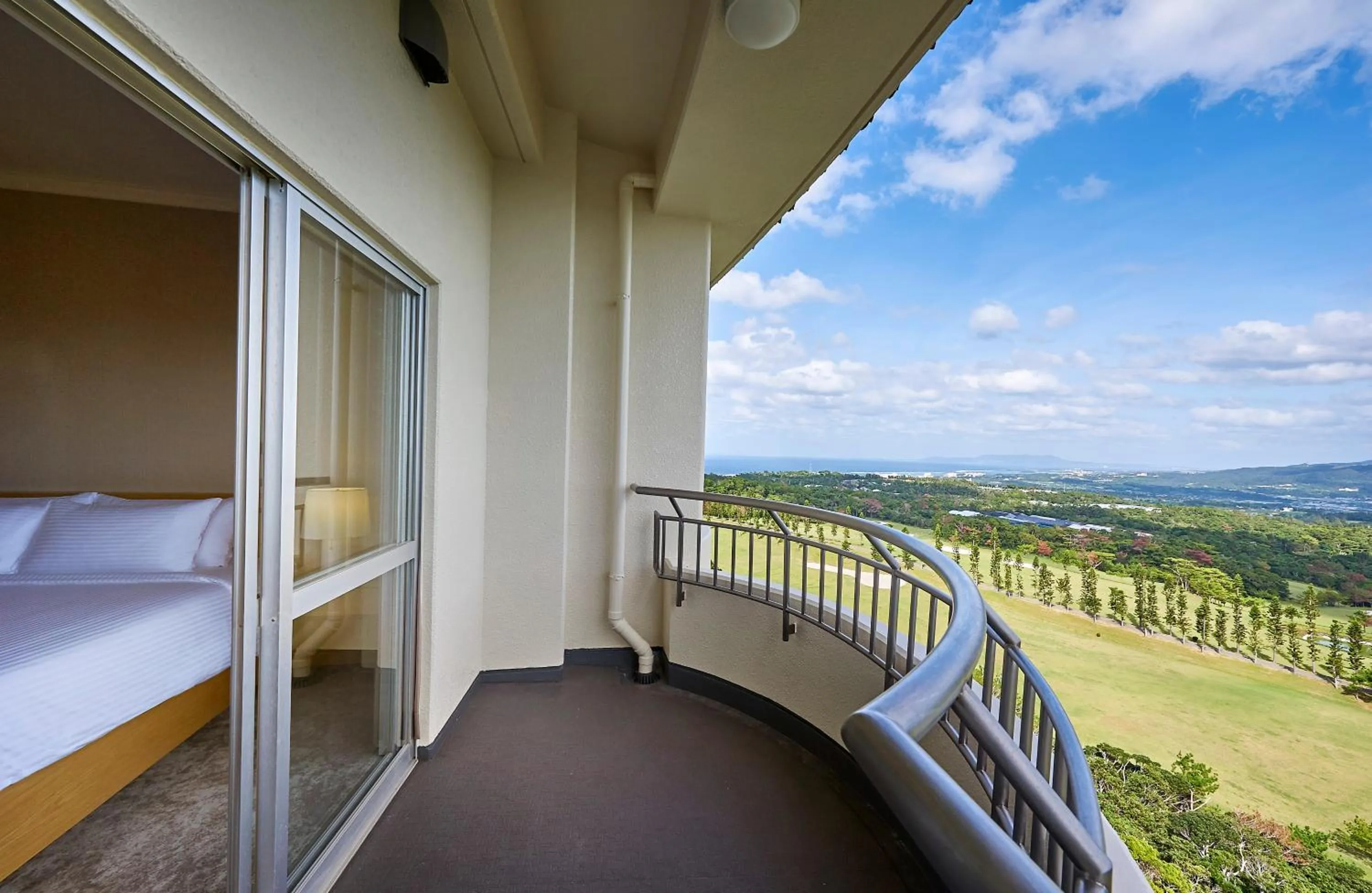 Day, Bed in ANA Crowne Plaza Resort Okinawa Uruma Hills By IHG