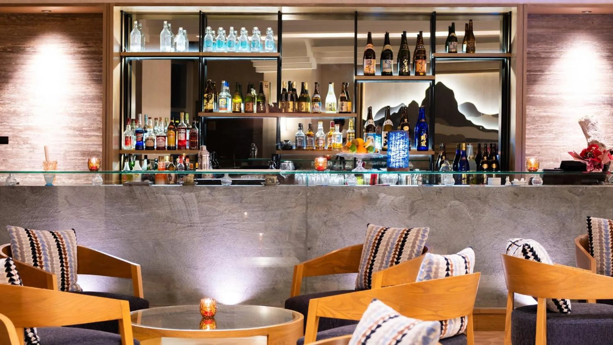 Lounge or bar in ANA Crowne Plaza Resort Okinawa Uruma Hills By IHG