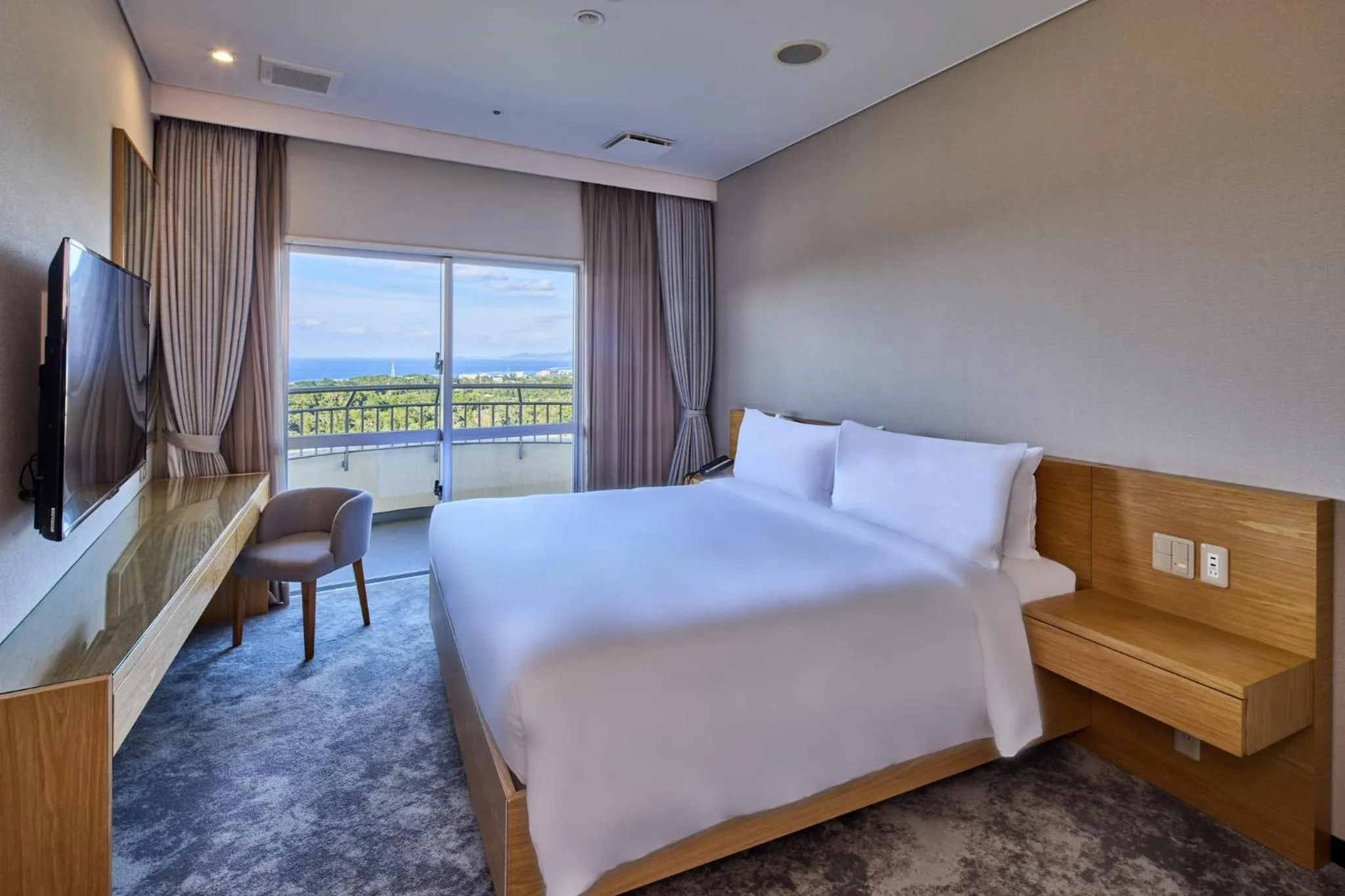 Photo of the whole room, Bed in ANA Crowne Plaza Resort Okinawa Uruma Hills By IHG