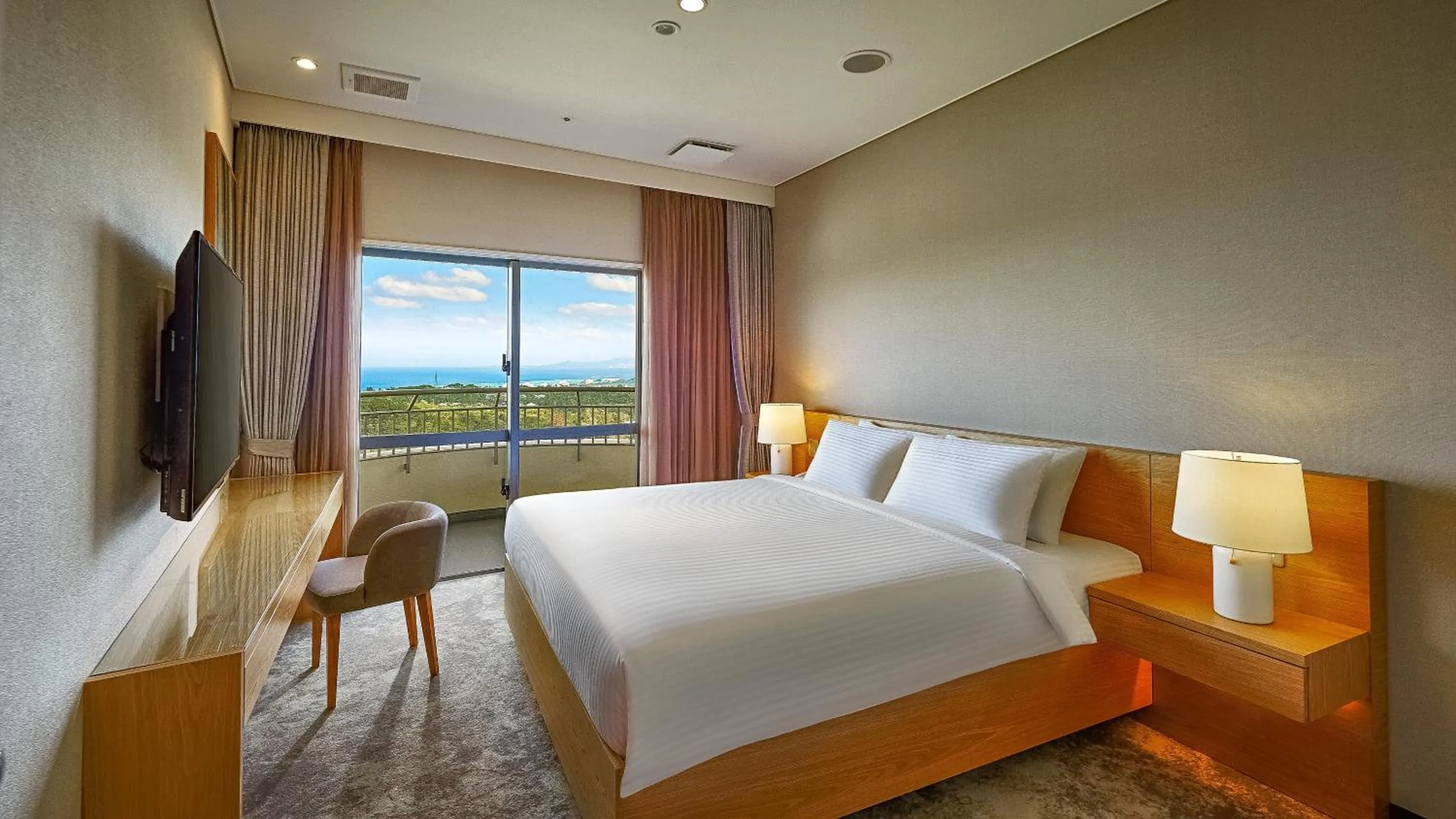 Bedroom, Bed in ANA Crowne Plaza Resort Okinawa Uruma Hills By IHG