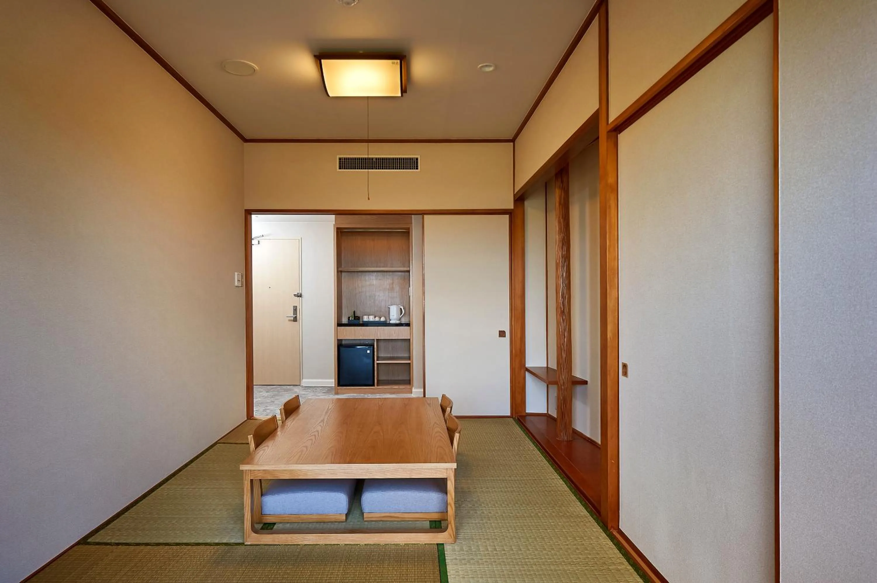 Coffee/tea facilities, Bed in ANA Crowne Plaza Resort Okinawa Uruma Hills By IHG