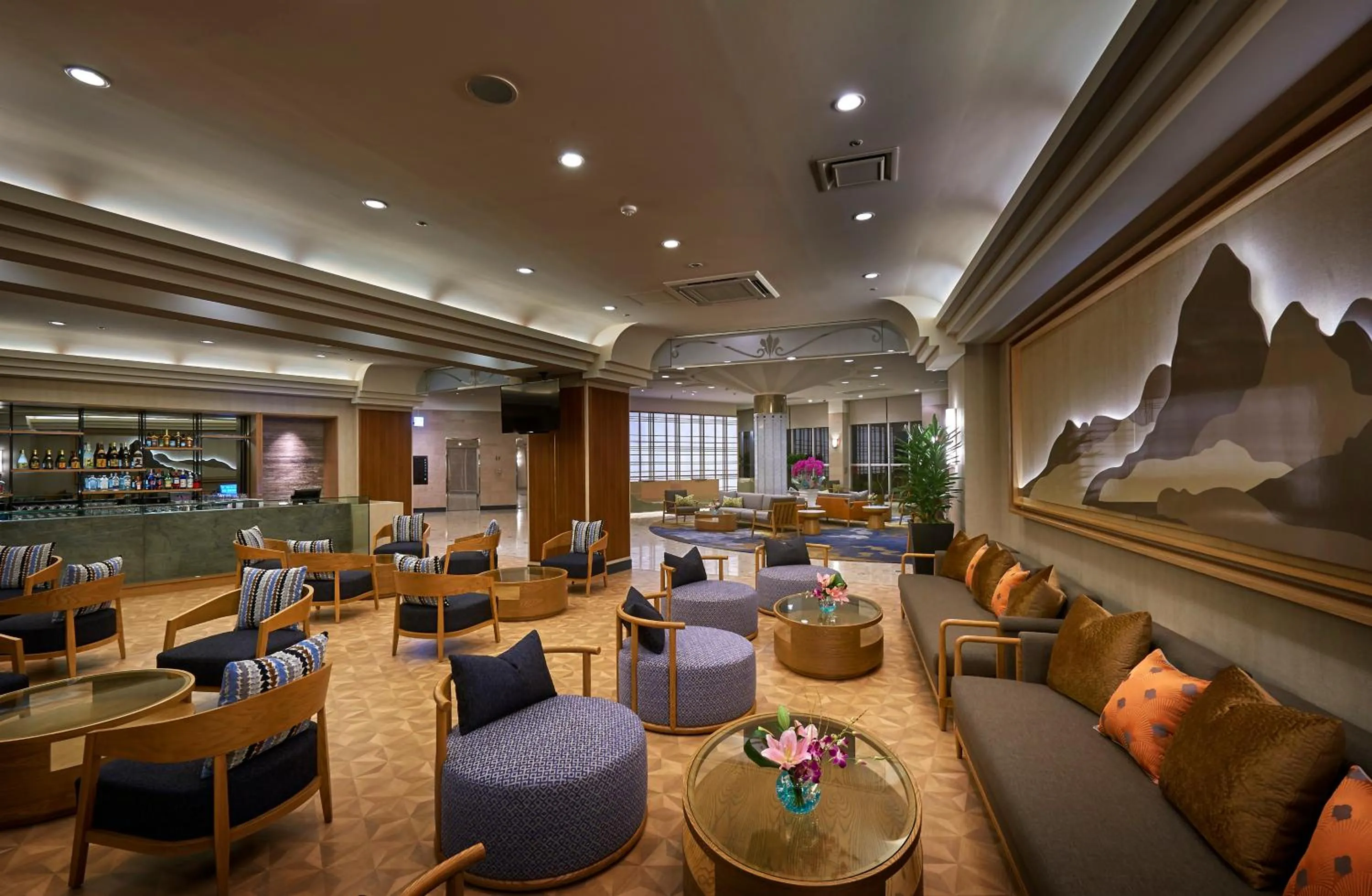 Lounge or bar in ANA Crowne Plaza Resort Okinawa Uruma Hills By IHG