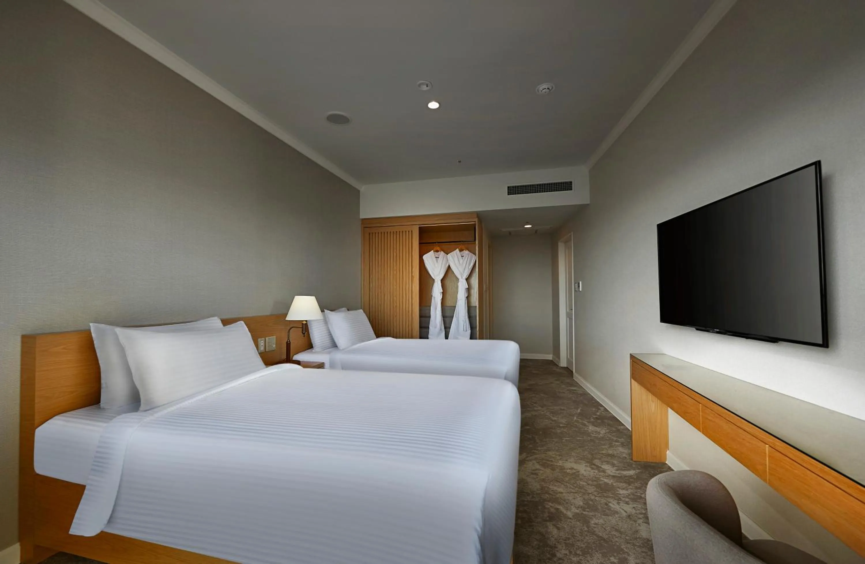 Bed in ANA Crowne Plaza Resort Okinawa Uruma Hills By IHG