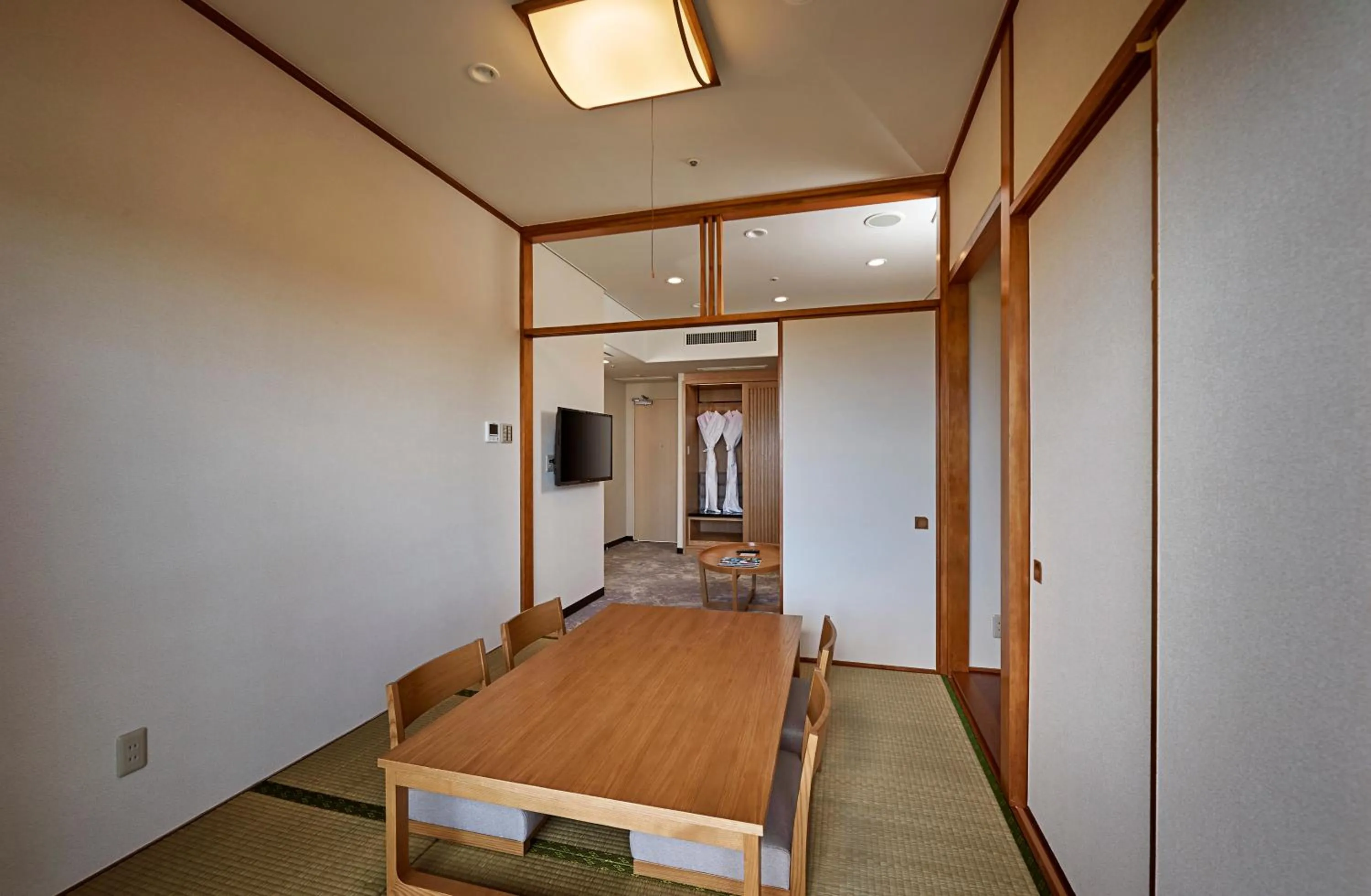 TV and multimedia in ANA Crowne Plaza Resort Okinawa Uruma Hills By IHG