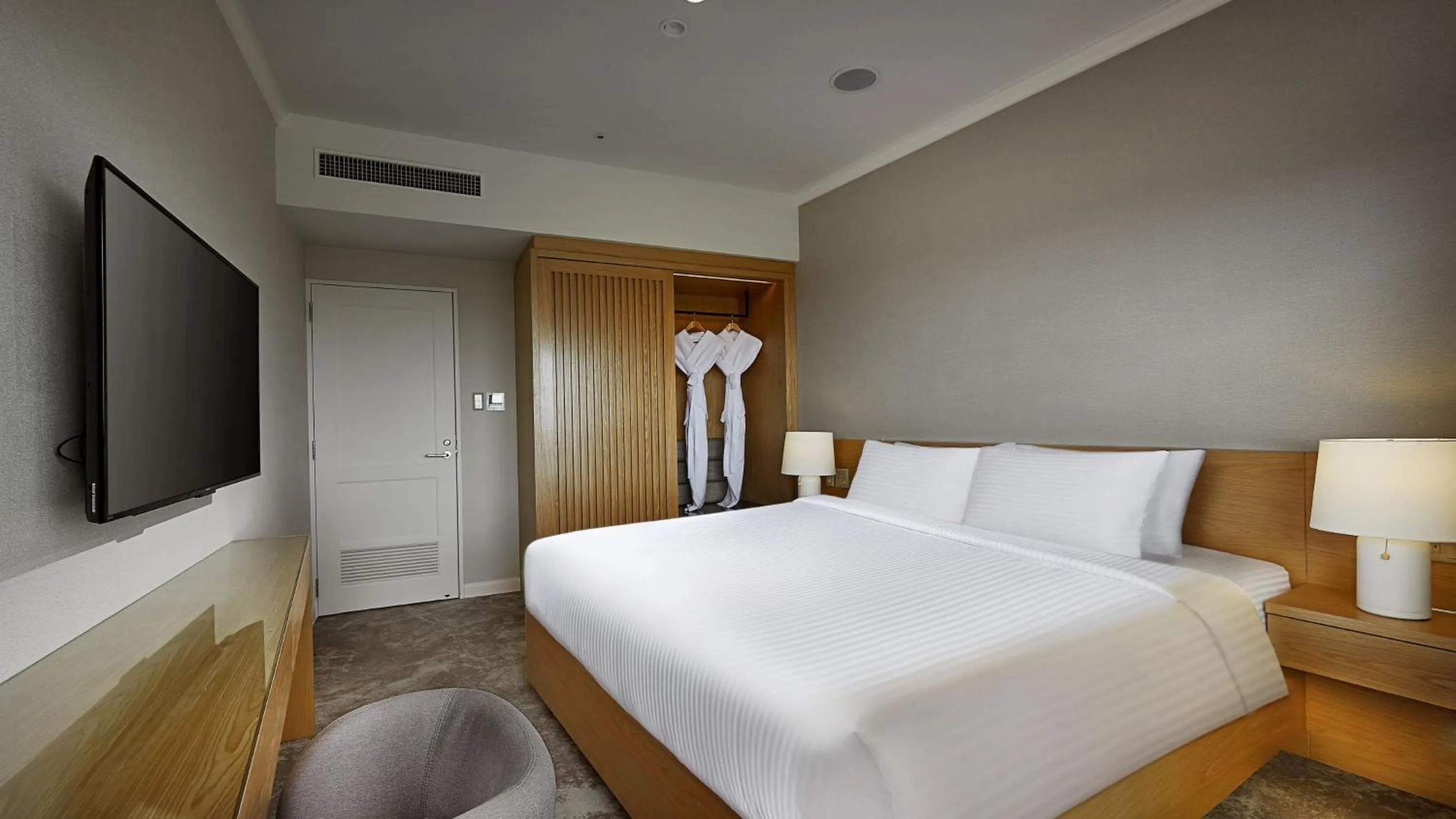 Photo of the whole room, Bed in ANA Crowne Plaza Resort Okinawa Uruma Hills By IHG