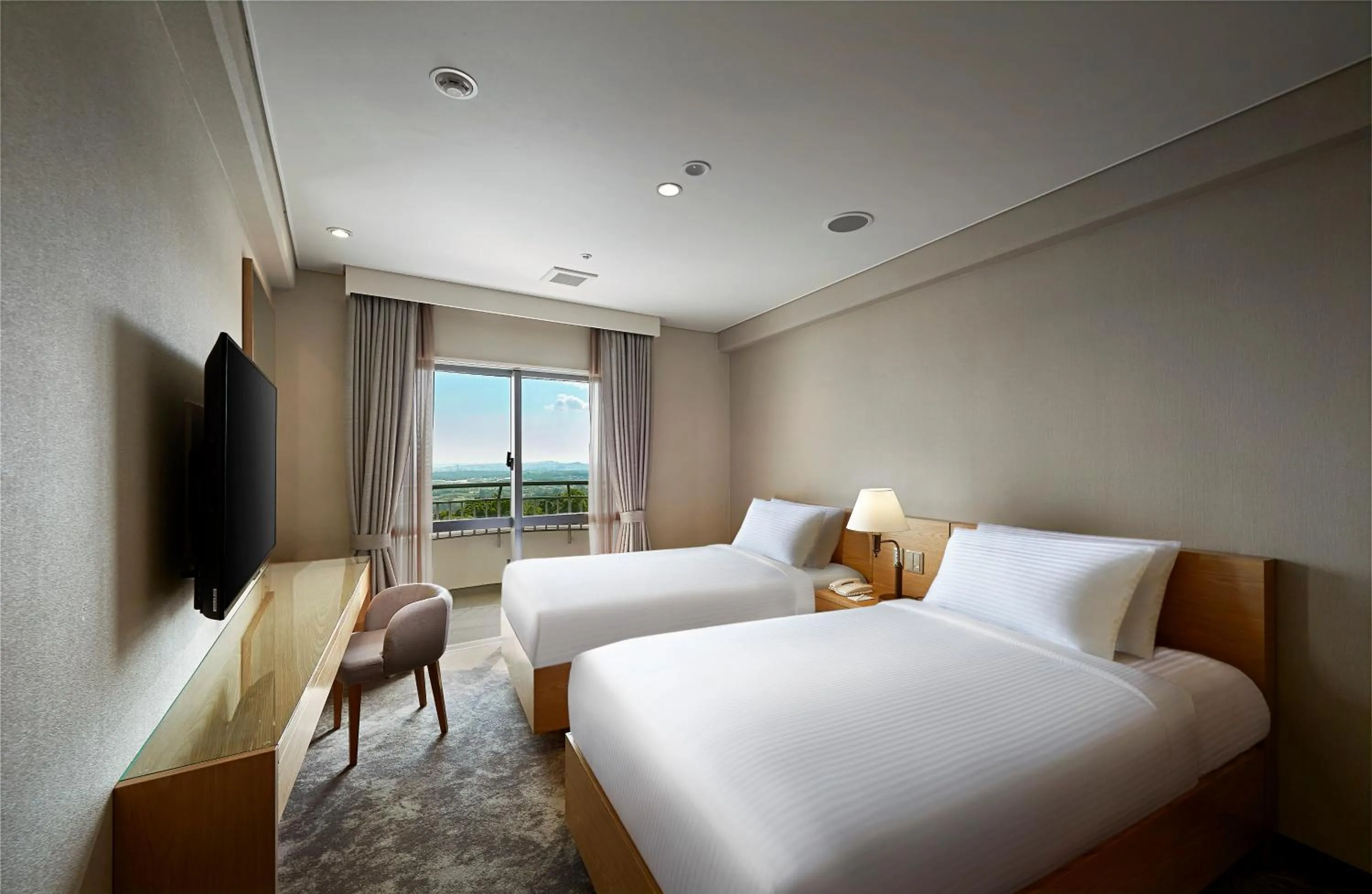 Bed in ANA Crowne Plaza Resort Okinawa Uruma Hills By IHG