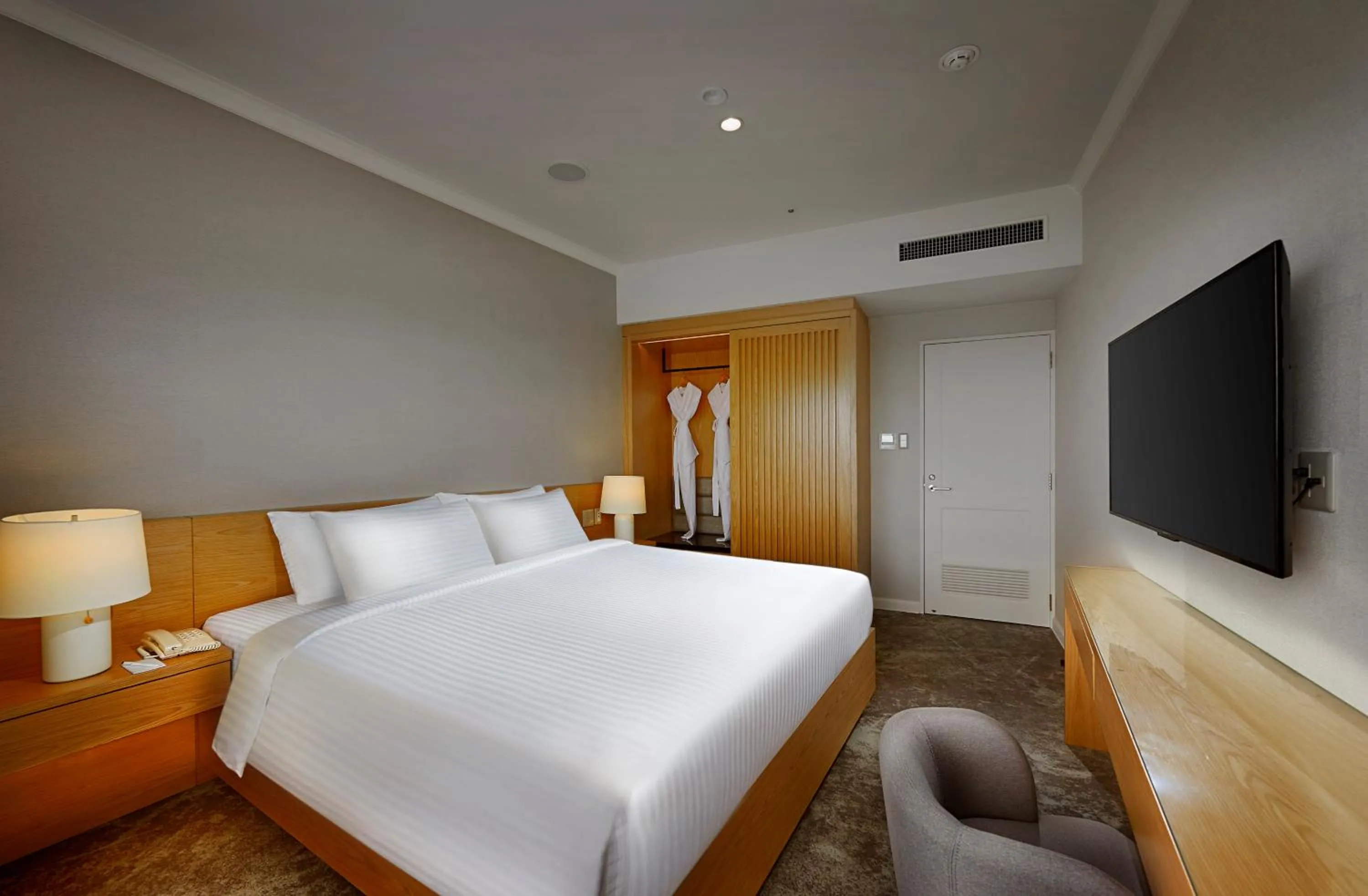 Bed in ANA Crowne Plaza Resort Okinawa Uruma Hills By IHG