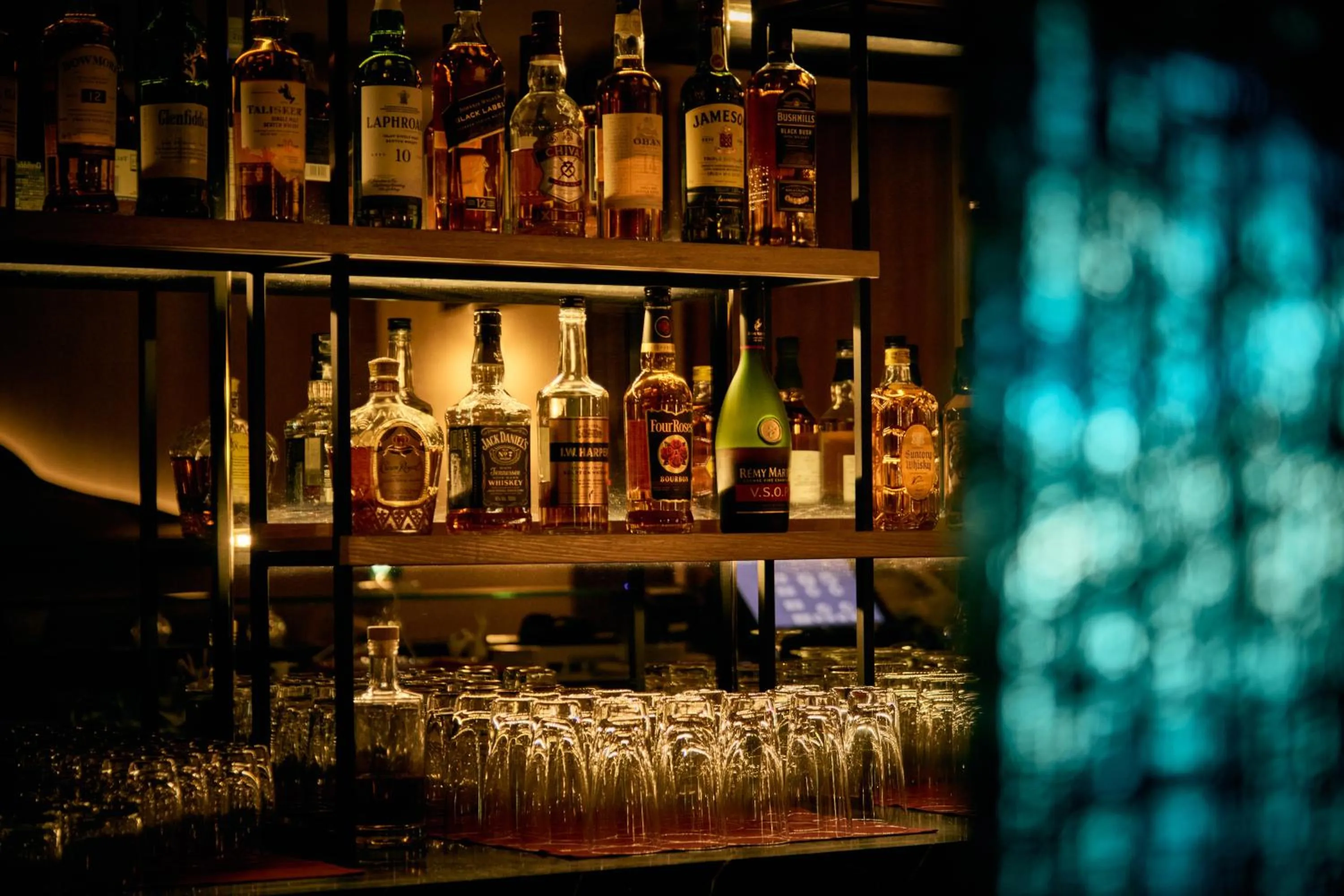 Lounge or bar in ANA Crowne Plaza Resort Okinawa Uruma Hills By IHG