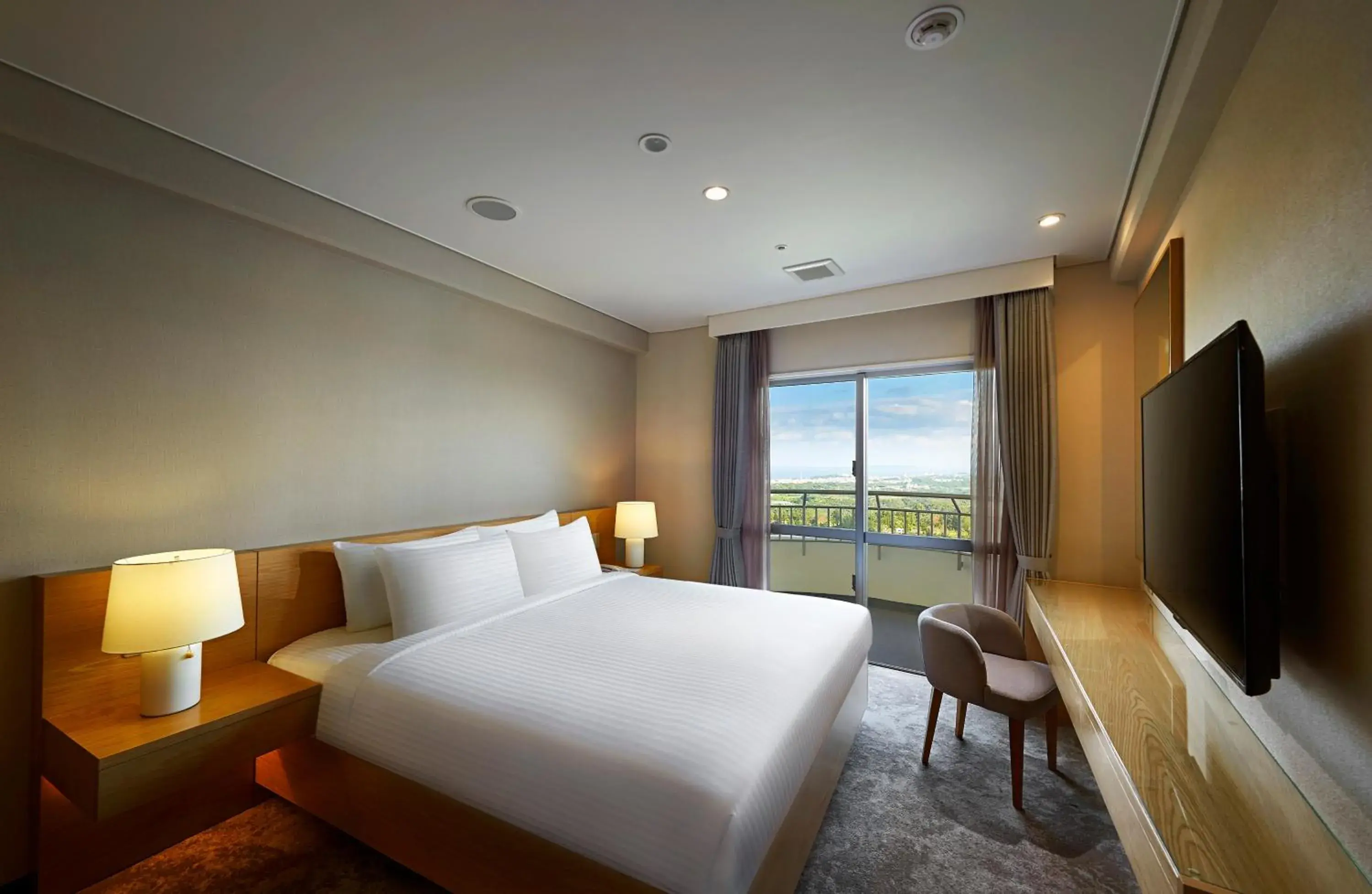 Standard King Room with Garden View in ANA Crowne Plaza Resort Okinawa Uruma Hills By IHG Standard King Room with Garden View in ANA Crowne Plaza Resort Okinawa Uruma Hills By IHG