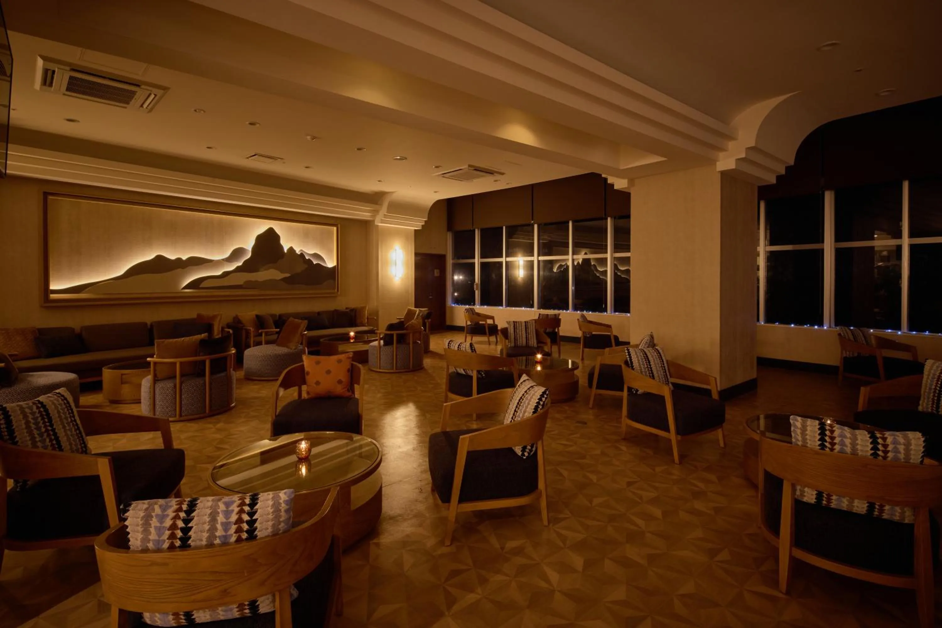 Lounge or bar in ANA Crowne Plaza Resort Okinawa Uruma Hills By IHG