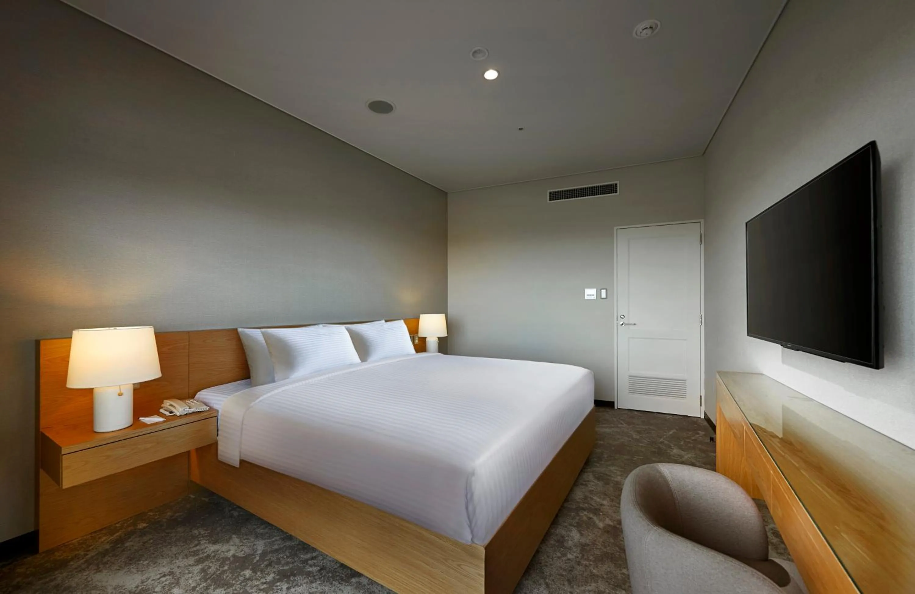 Bed in ANA Crowne Plaza Resort Okinawa Uruma Hills By IHG
